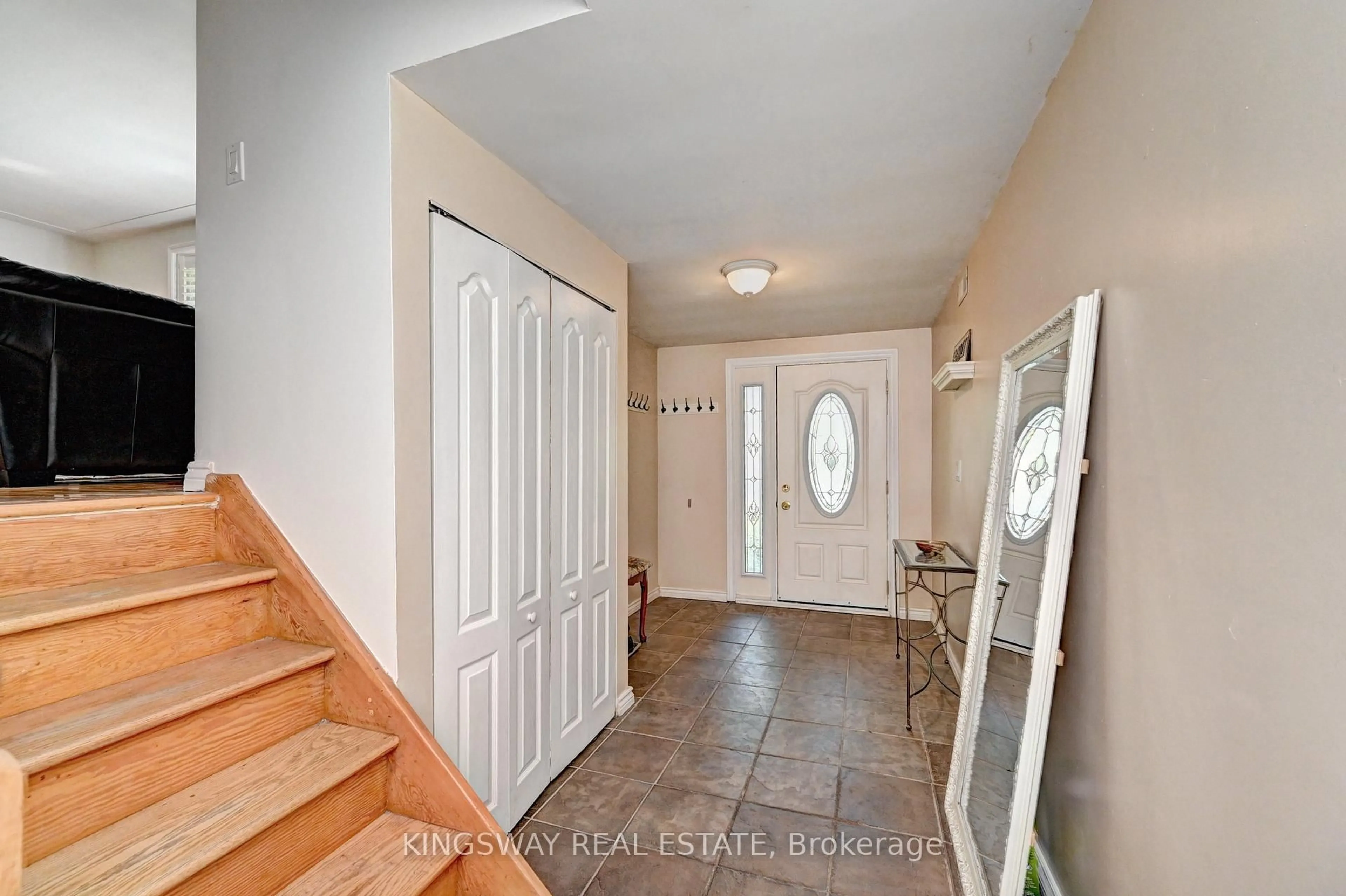 Indoor entryway for 118 Adam St, Cambridge Ontario N3C 2K6