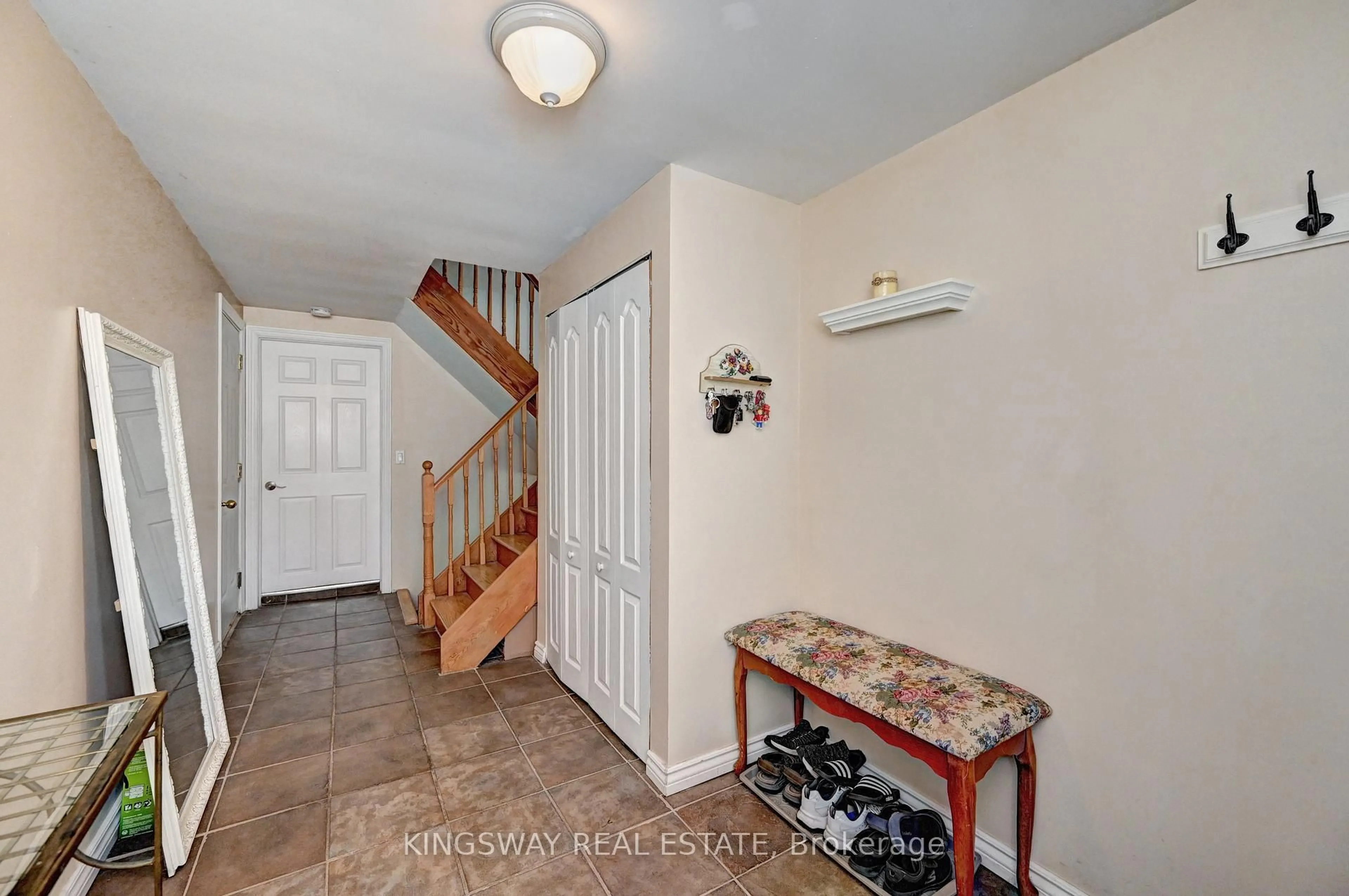 Indoor entryway for 118 Adam St, Cambridge Ontario N3C 2K6