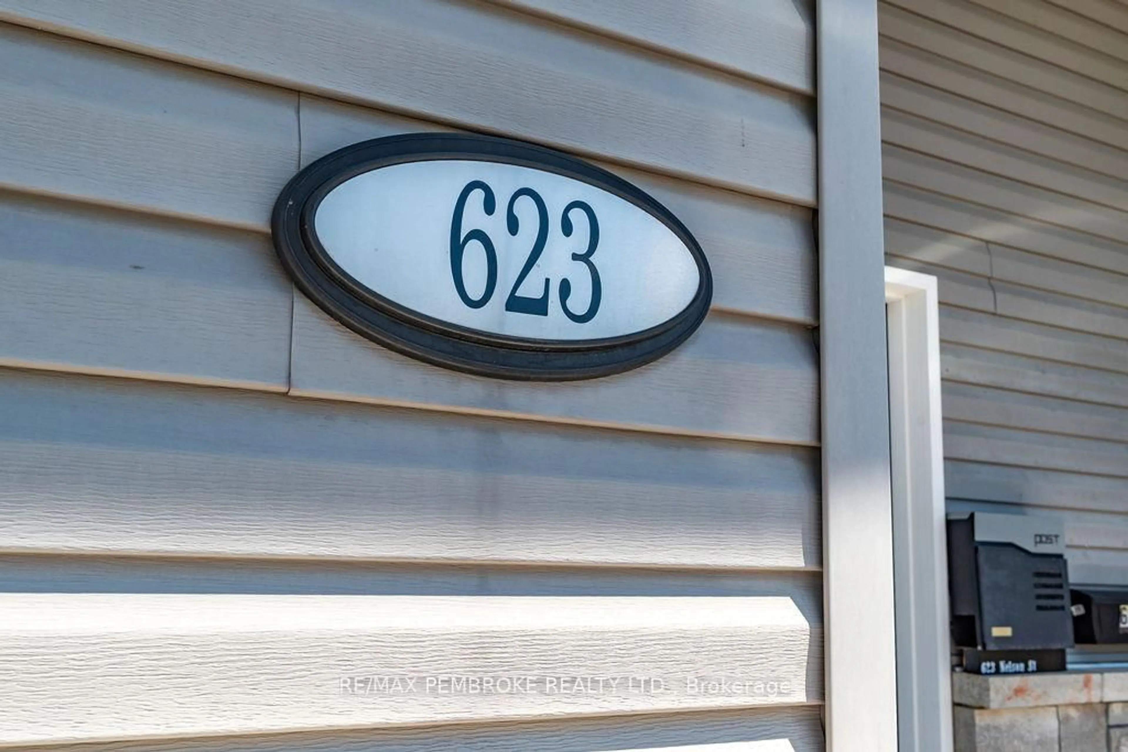 Indoor entryway for 623 Nelson St, Pembroke Ontario K8A 3P3