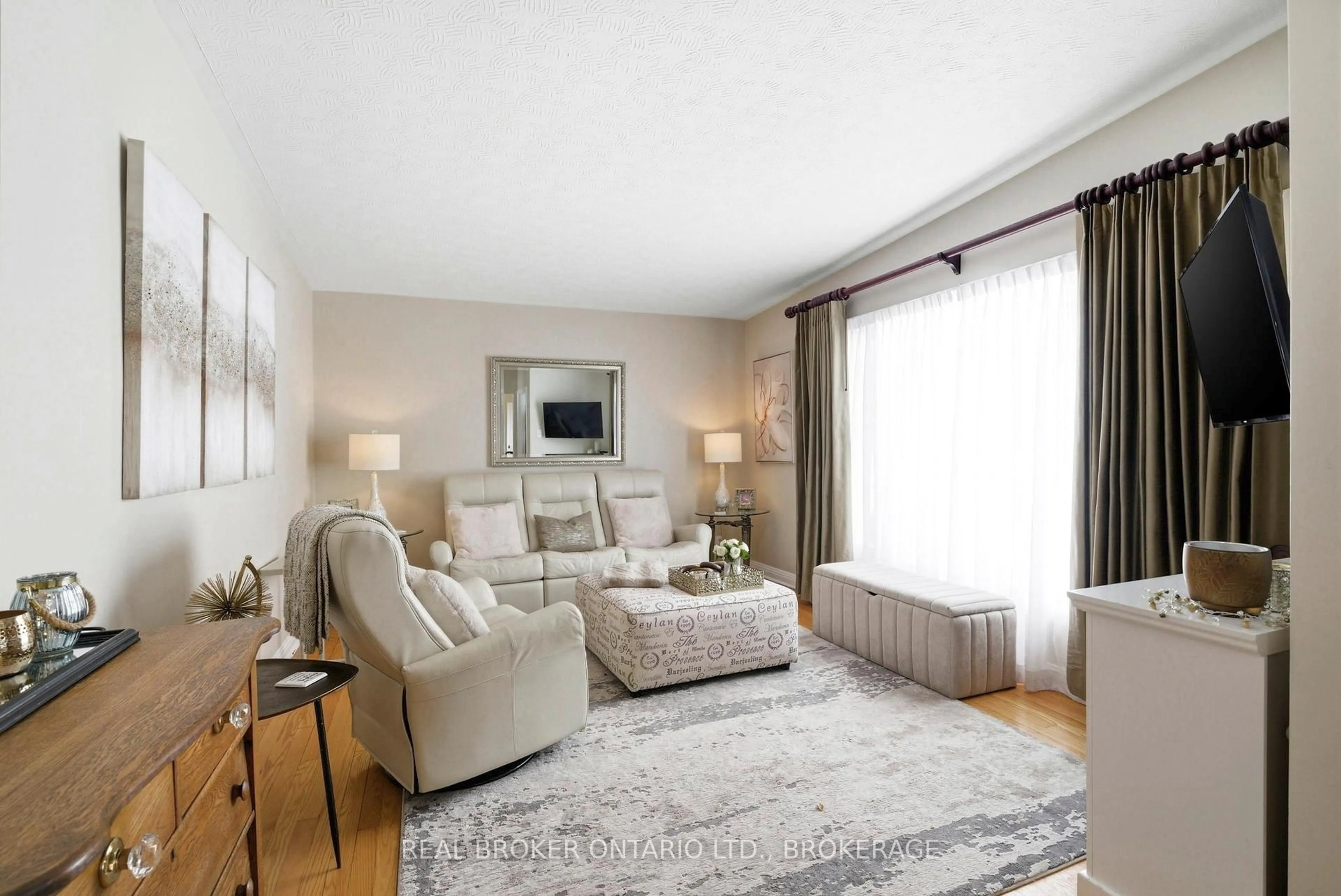 Living room with furniture, unknown for 1817 Shearer Ave, Cornwall Ontario K6H 2H4