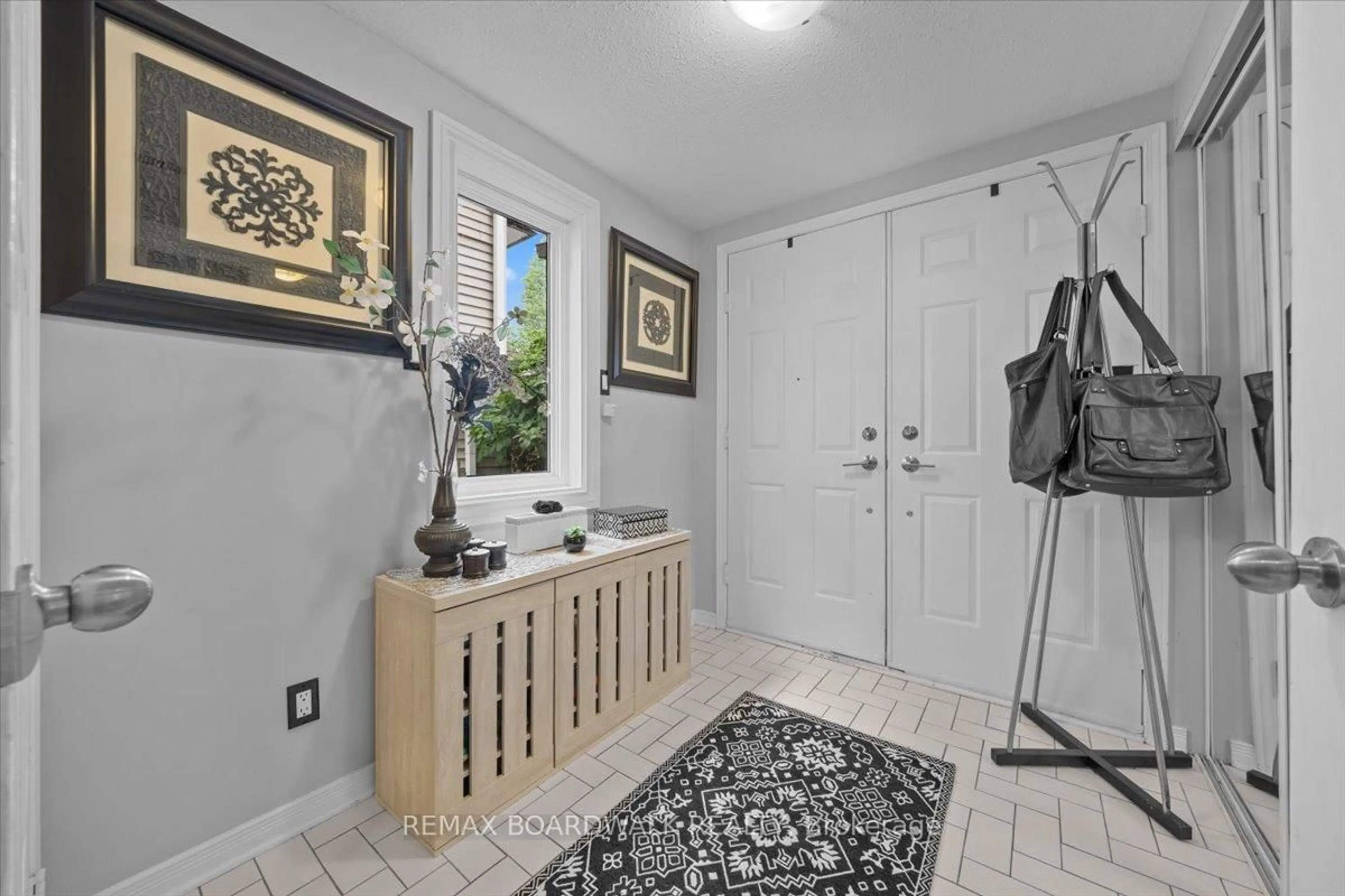 Indoor entryway for 24 HACKETT St, Ottawa Ontario K1V 0P7