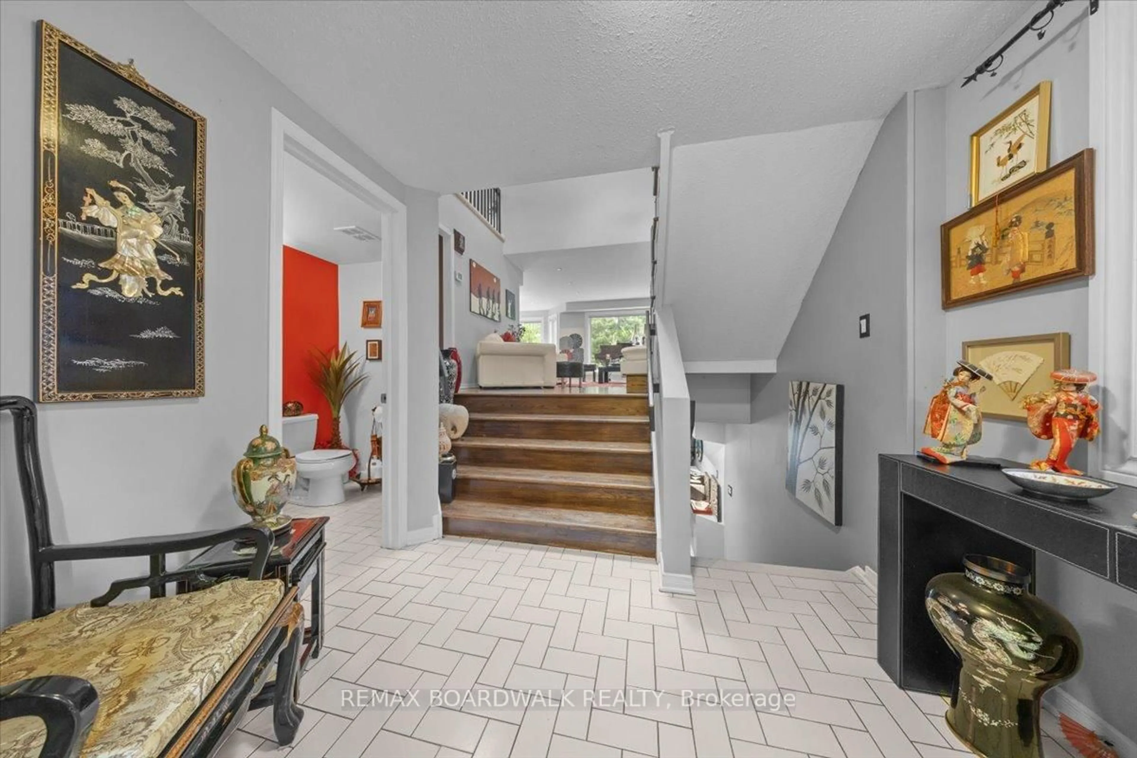 Indoor foyer for 24 HACKETT St, Ottawa Ontario K1V 0P7