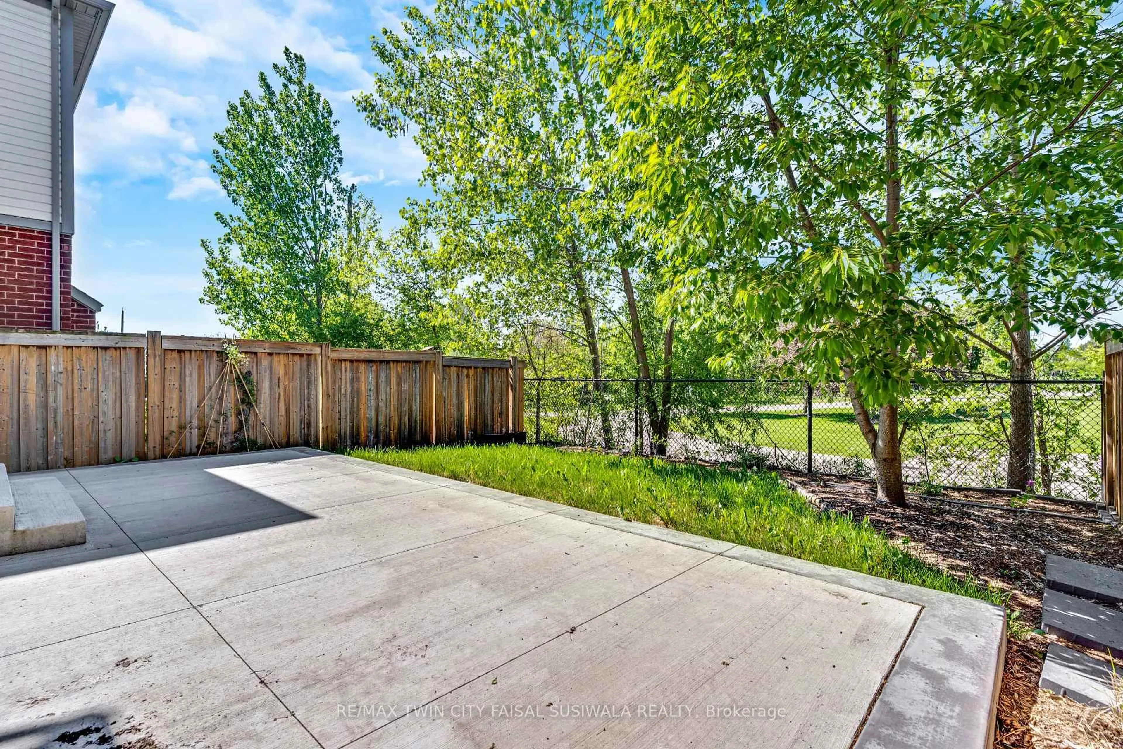 Patio, unknown for 290 Apple Hill Cres, Kitchener Ontario N2R 0E5