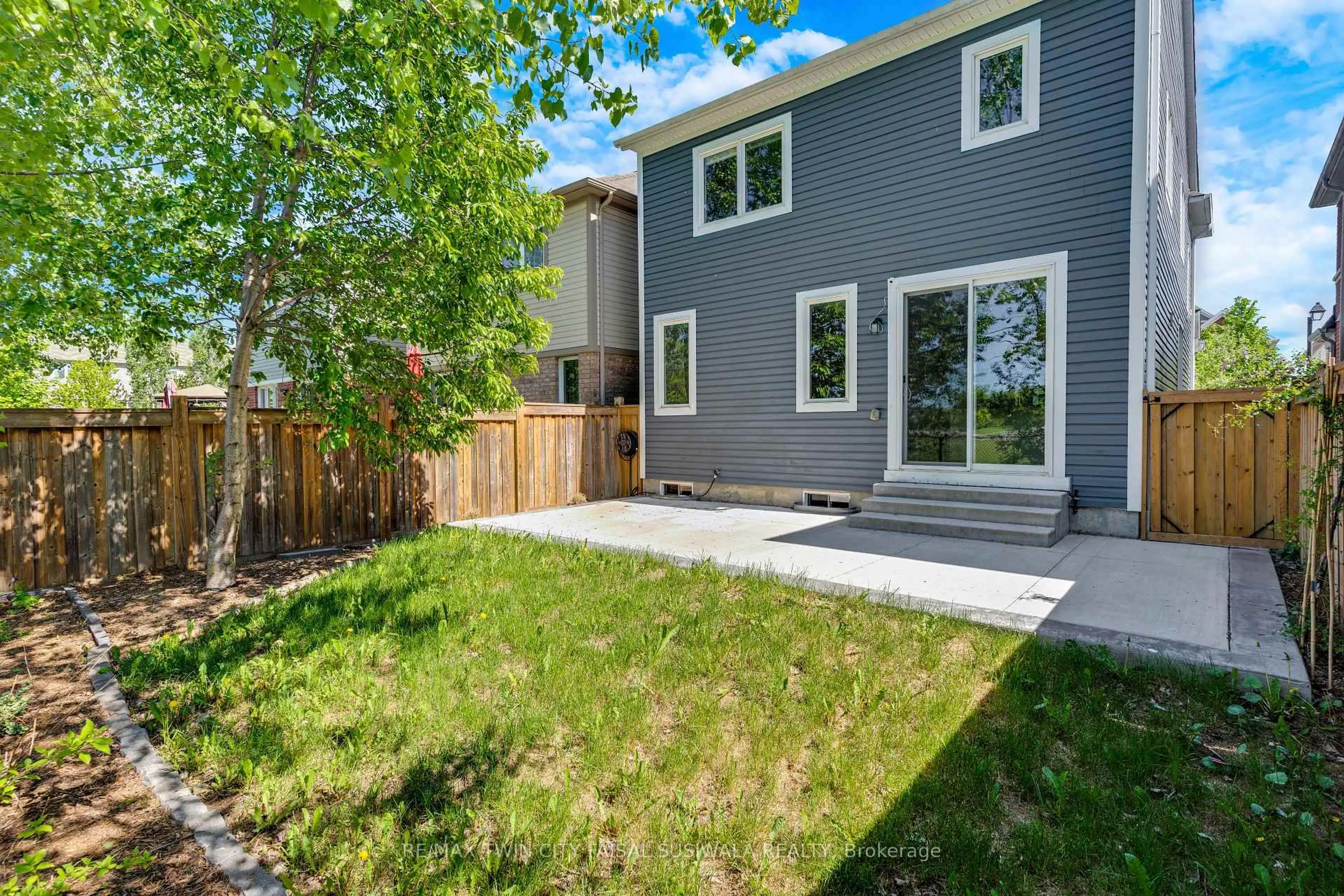Patio, street for 290 Apple Hill Cres, Kitchener Ontario N2R 0E5