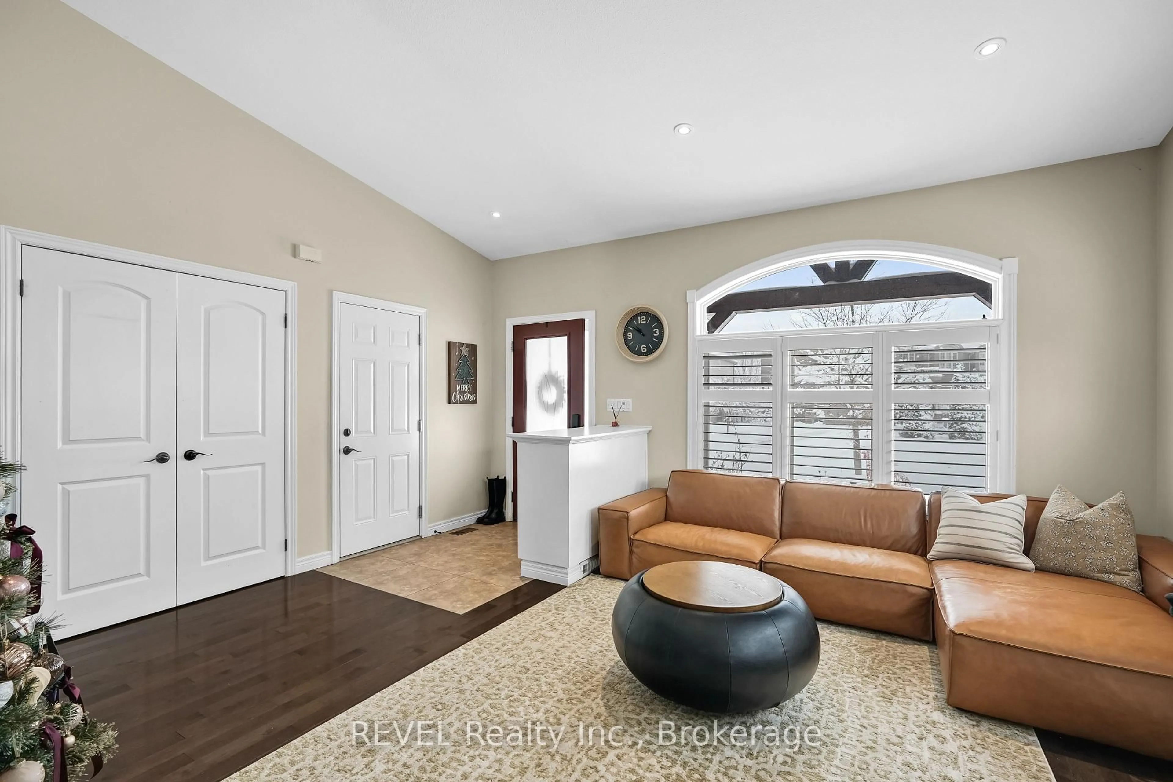 Living room with furniture, unknown for 9069 Tapestry Crt, Niagara Falls Ontario L2H 0E1
