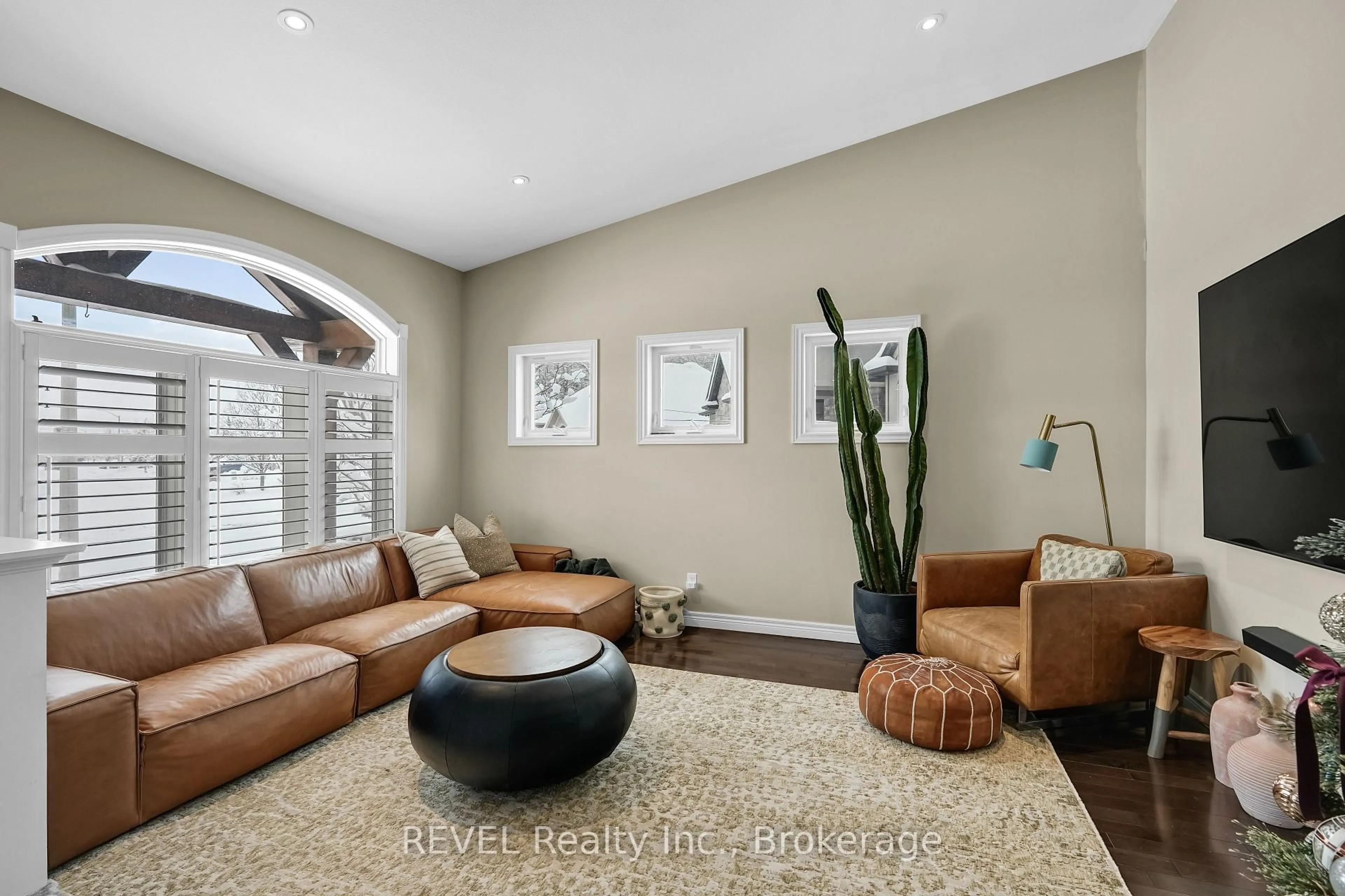 Living room with furniture, unknown for 9069 Tapestry Crt, Niagara Falls Ontario L2H 0E1