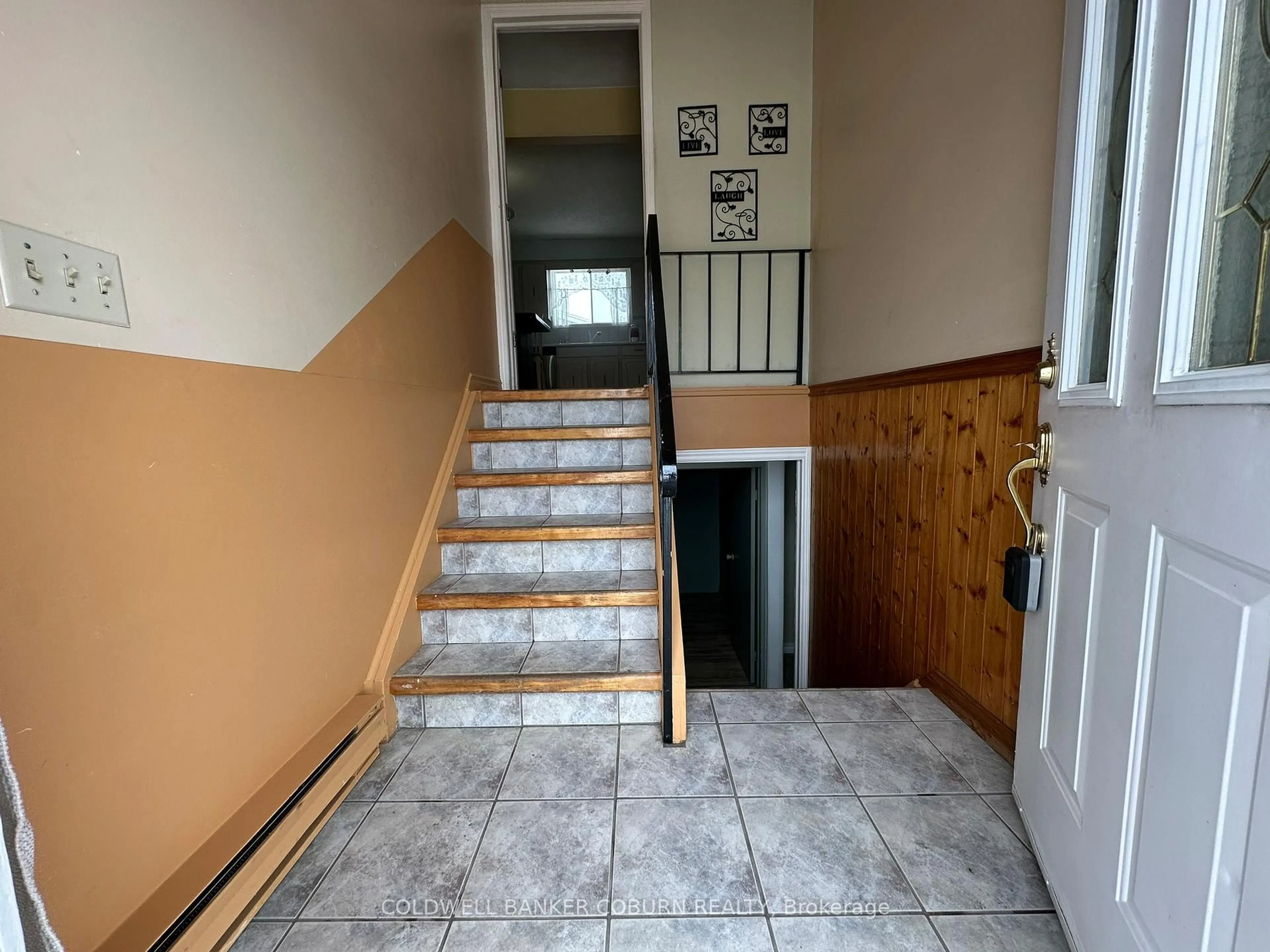 Indoor foyer for 4016 Dishaw St, Edwardsburgh/Cardinal Ontario K0E 1E0