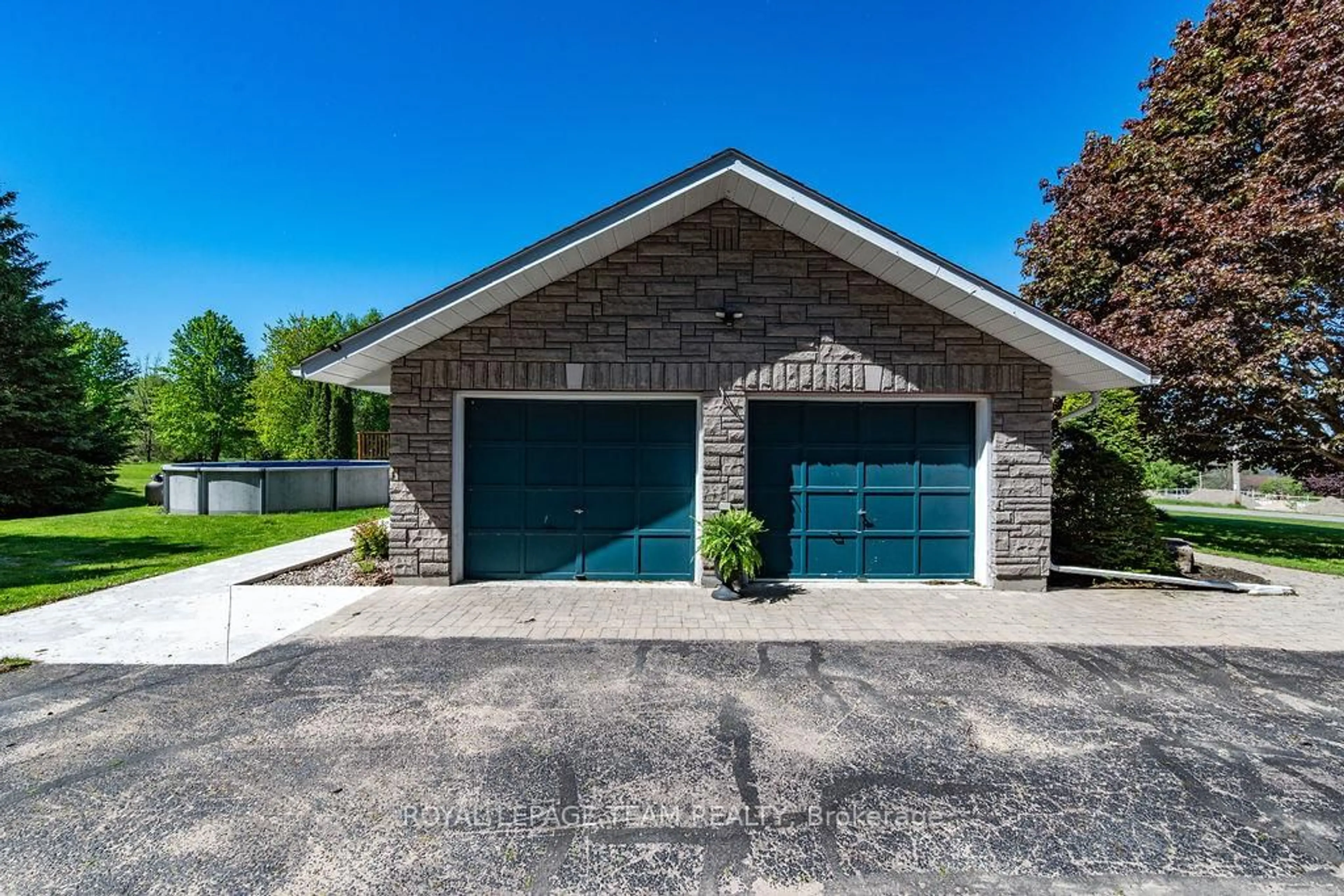 Indoor garage for 63 ALVA Dr, Cobden Ontario K0J 1K0