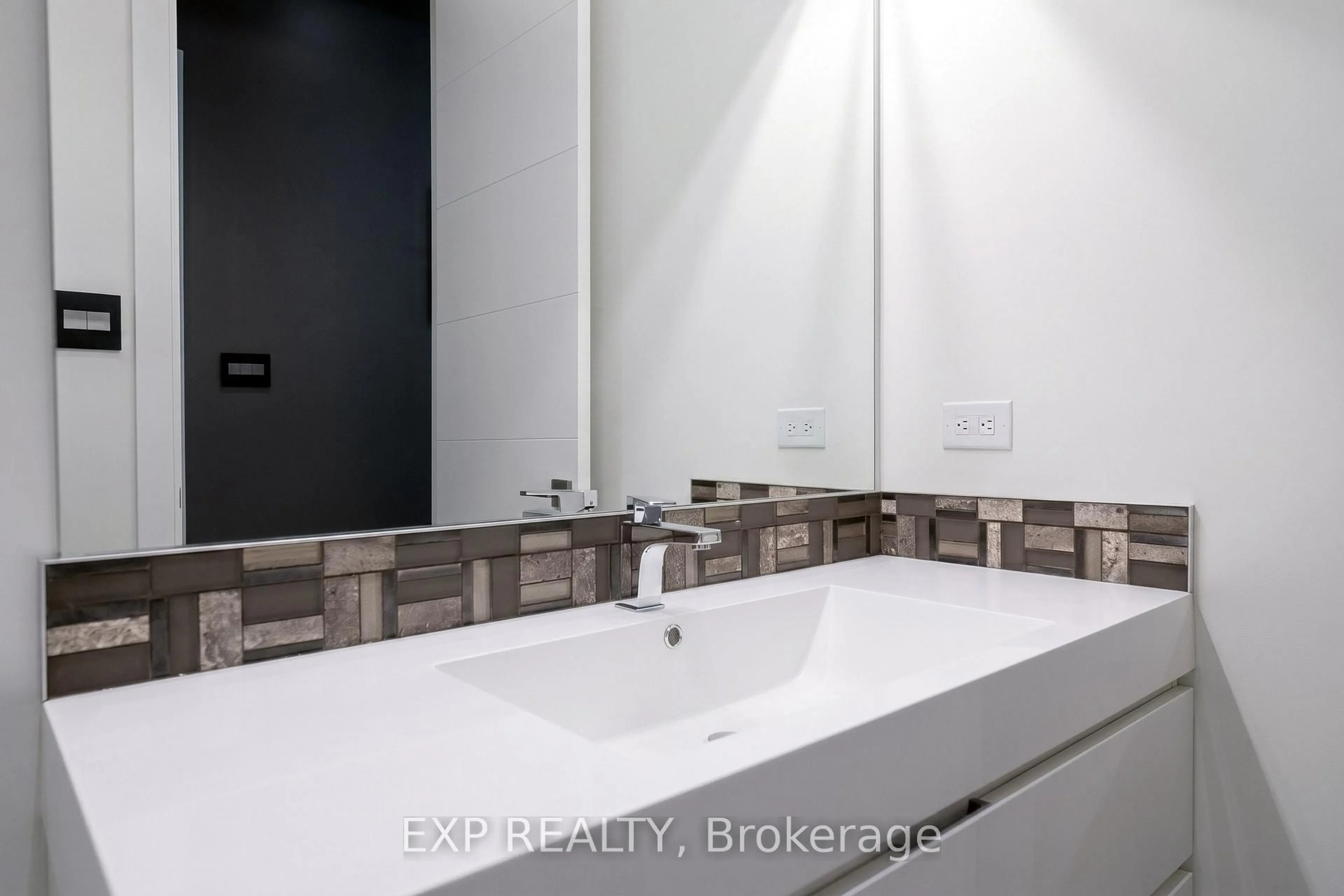 Standard bathroom, ceramic/tile floor for 157 Wesley Ave, Ottawa Ontario K1Z 7A1