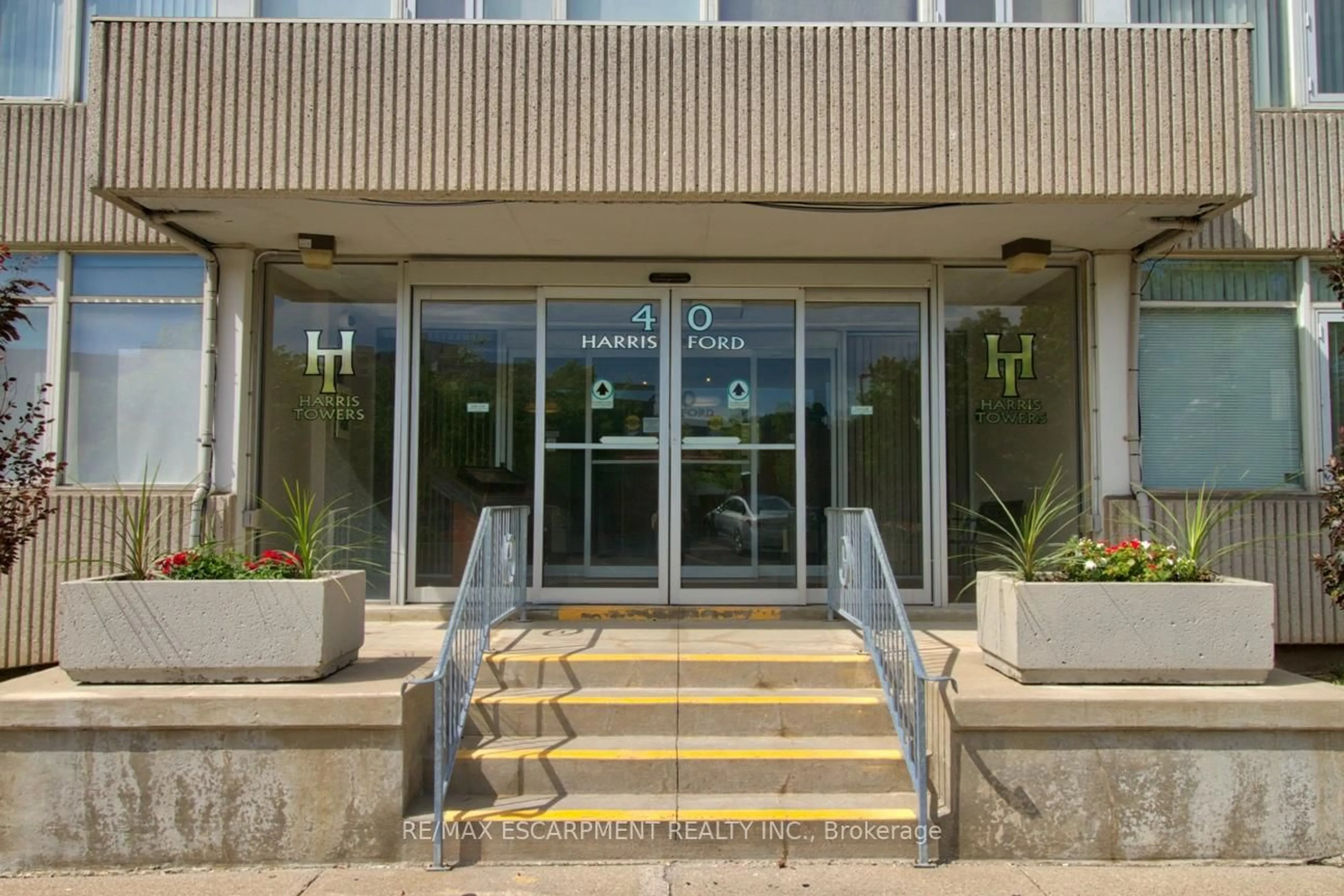 Indoor foyer for 40 Harrisford St #802, Hamilton Ontario L8K 6N1