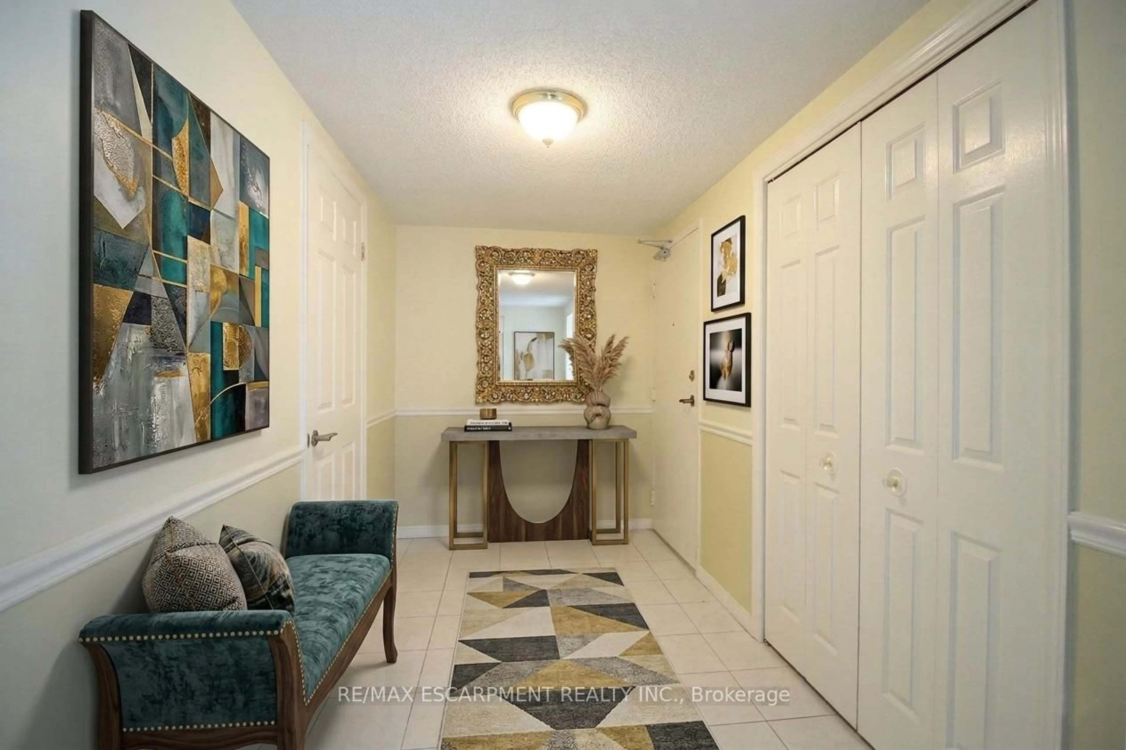 Indoor entryway for 40 Harrisford St #802, Hamilton Ontario L8K 6N1