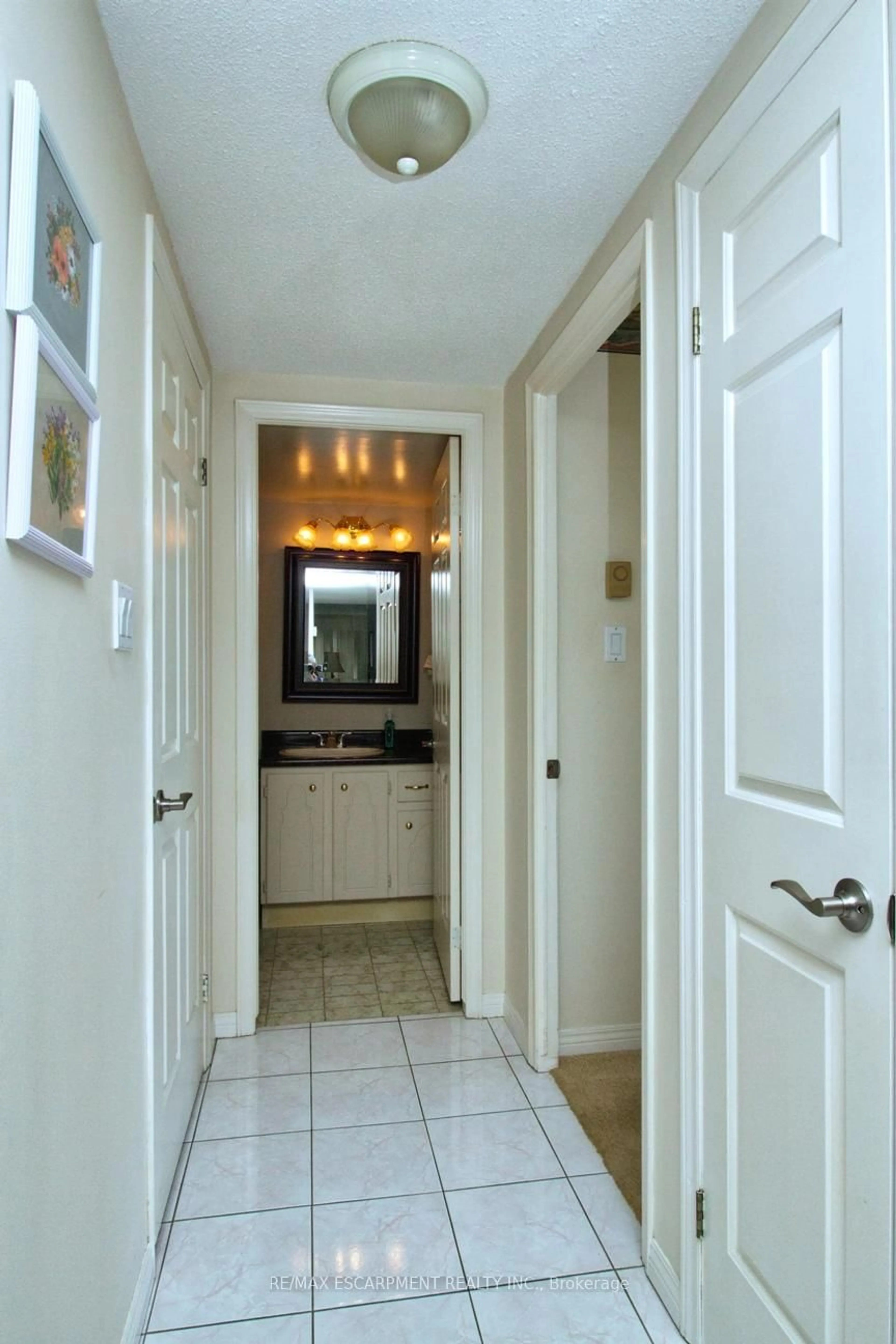 Indoor entryway for 40 Harrisford St #802, Hamilton Ontario L8K 6N1