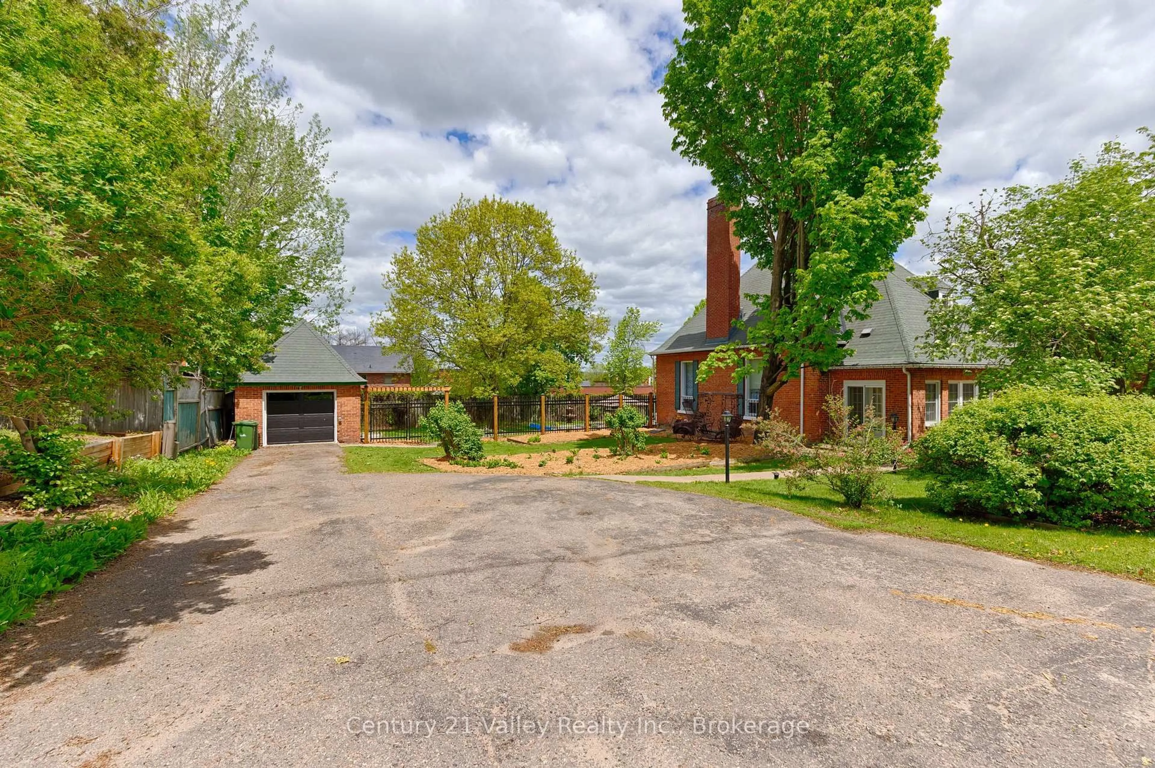 A pic from outside/outdoor area/front of a property/back of a property/a pic from drone, street for 311 Supple St, Pembroke Ontario K8A 3H3