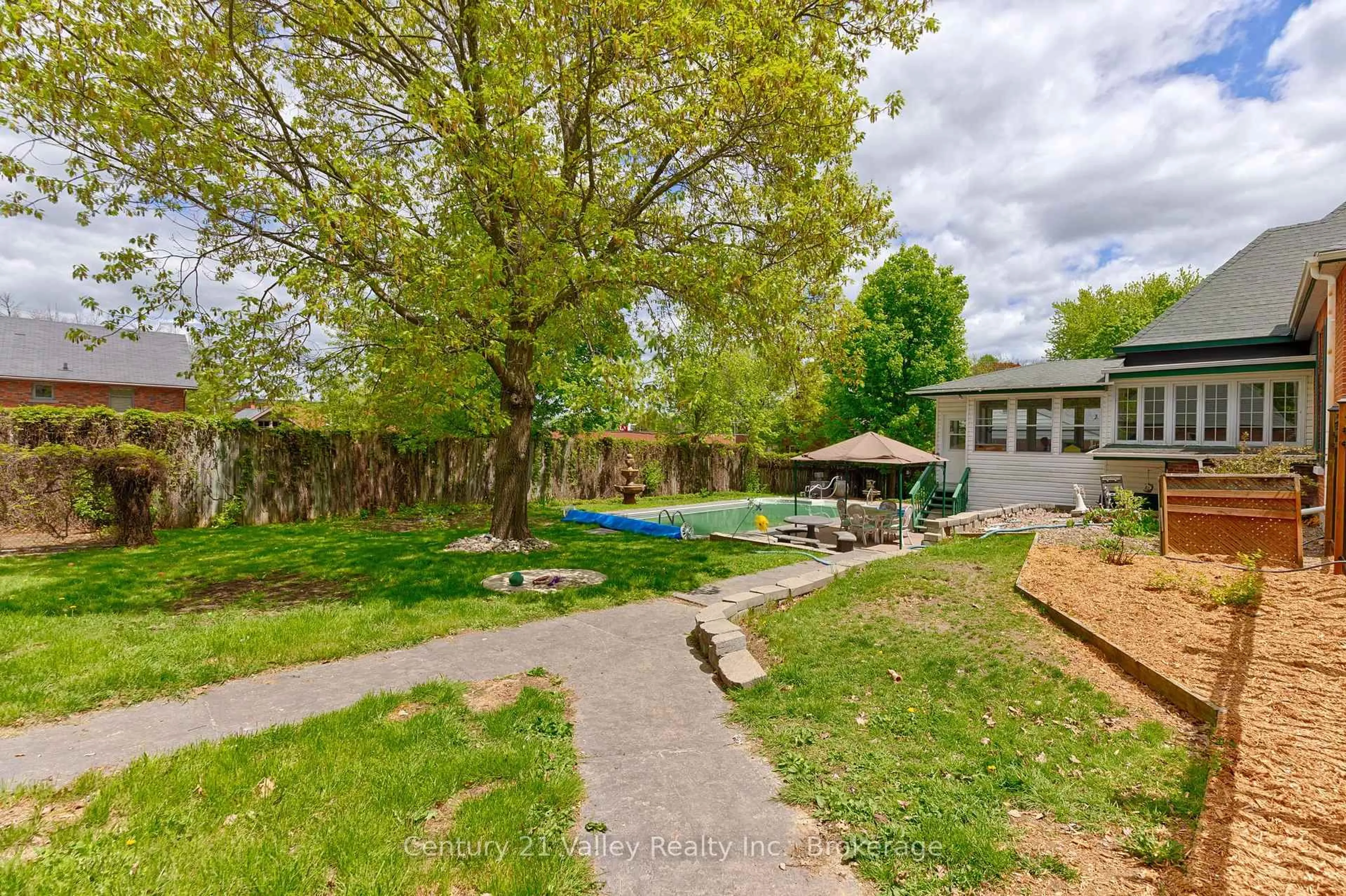 A pic from outside/outdoor area/front of a property/back of a property/a pic from drone, street for 311 Supple St, Pembroke Ontario K8A 3H3