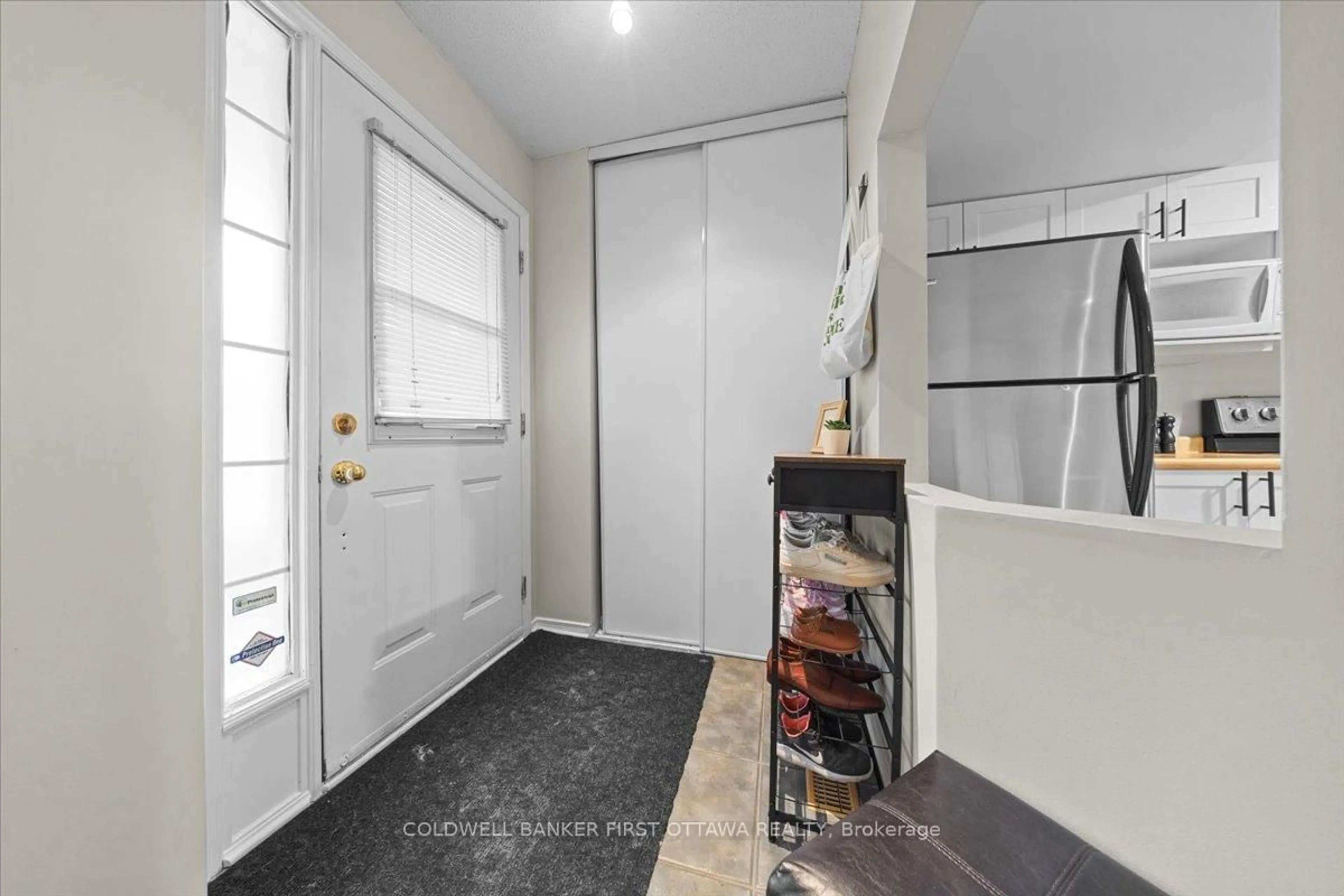 Indoor entryway for 29 HEARTLEAF Private, Ottawa Ontario K1T 3Z9