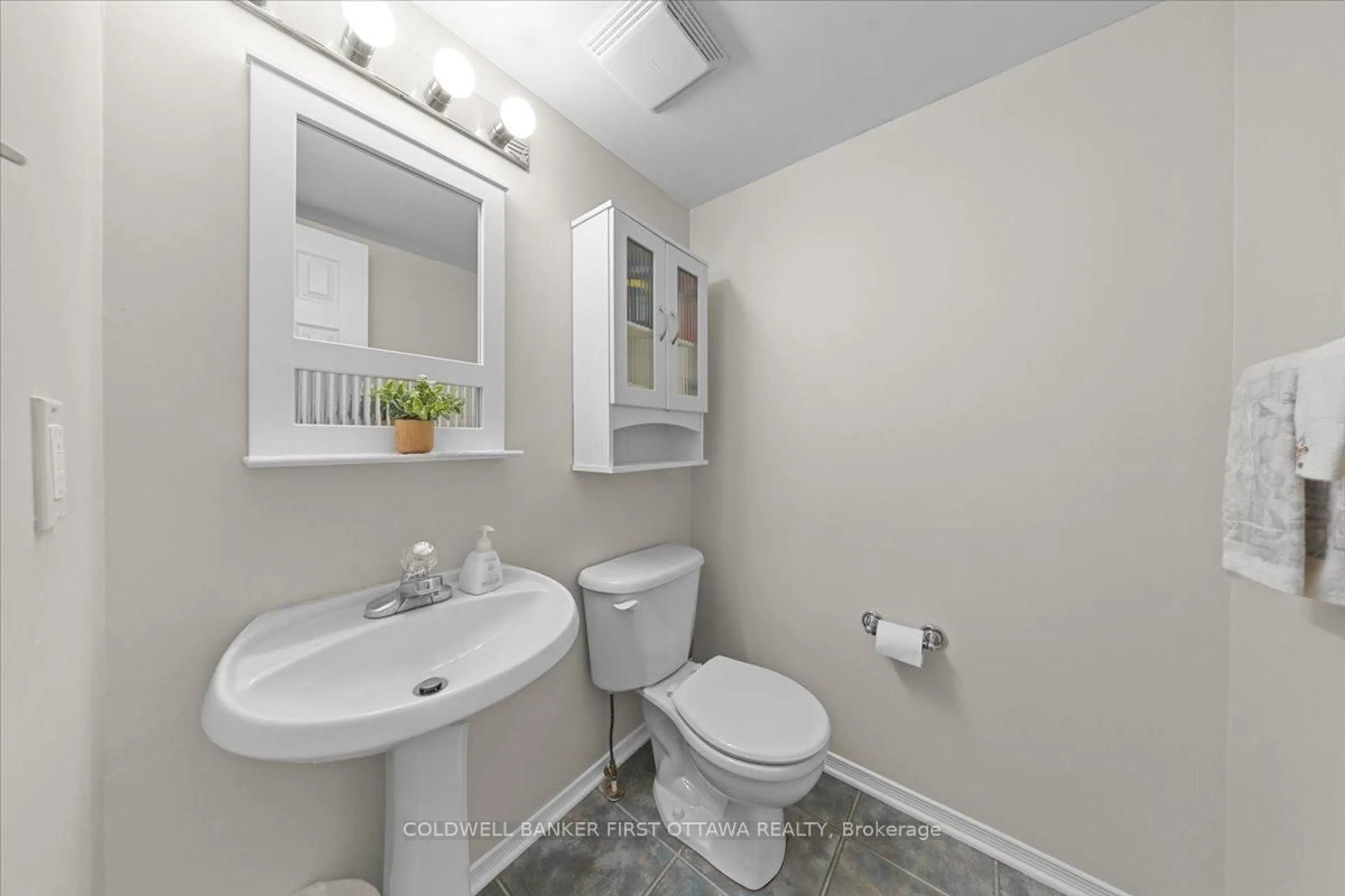 Standard bathroom, ceramic/tile floor for 29 HEARTLEAF Private, Ottawa Ontario K1T 3Z9