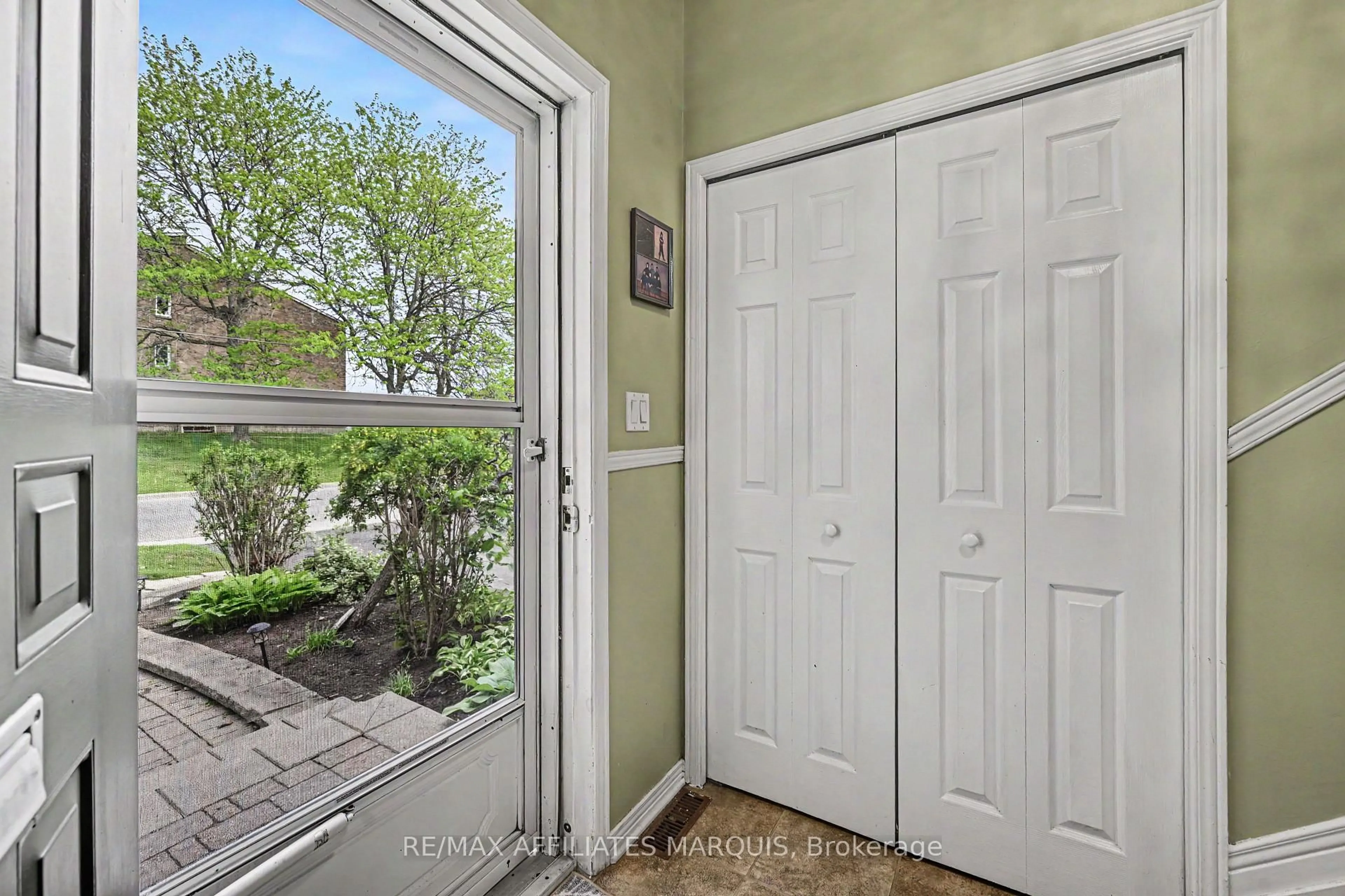 Indoor entryway for 15 Pearl St, Smiths Falls Ontario K7A 5G2