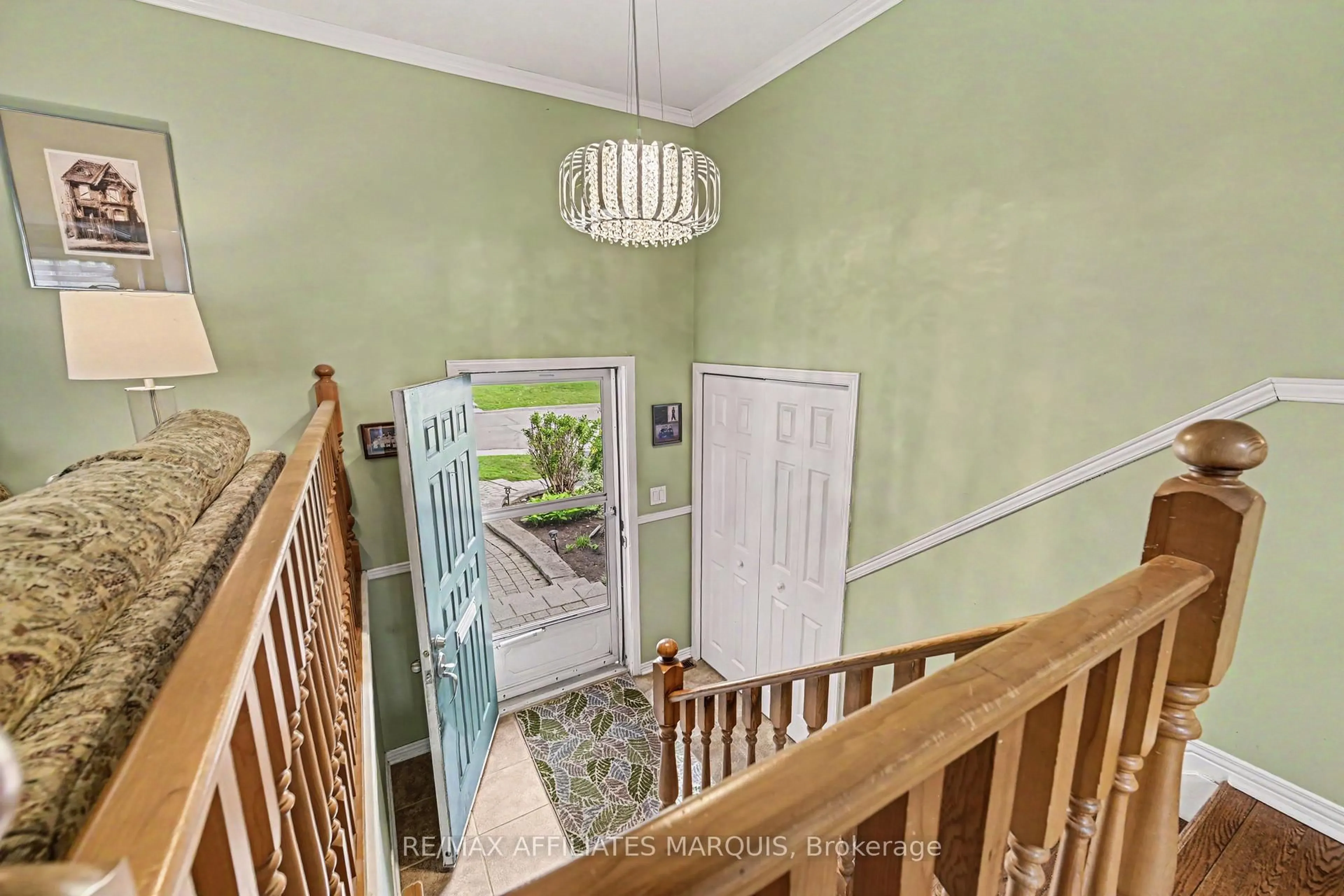 Indoor foyer for 15 Pearl St, Smiths Falls Ontario K7A 5G2
