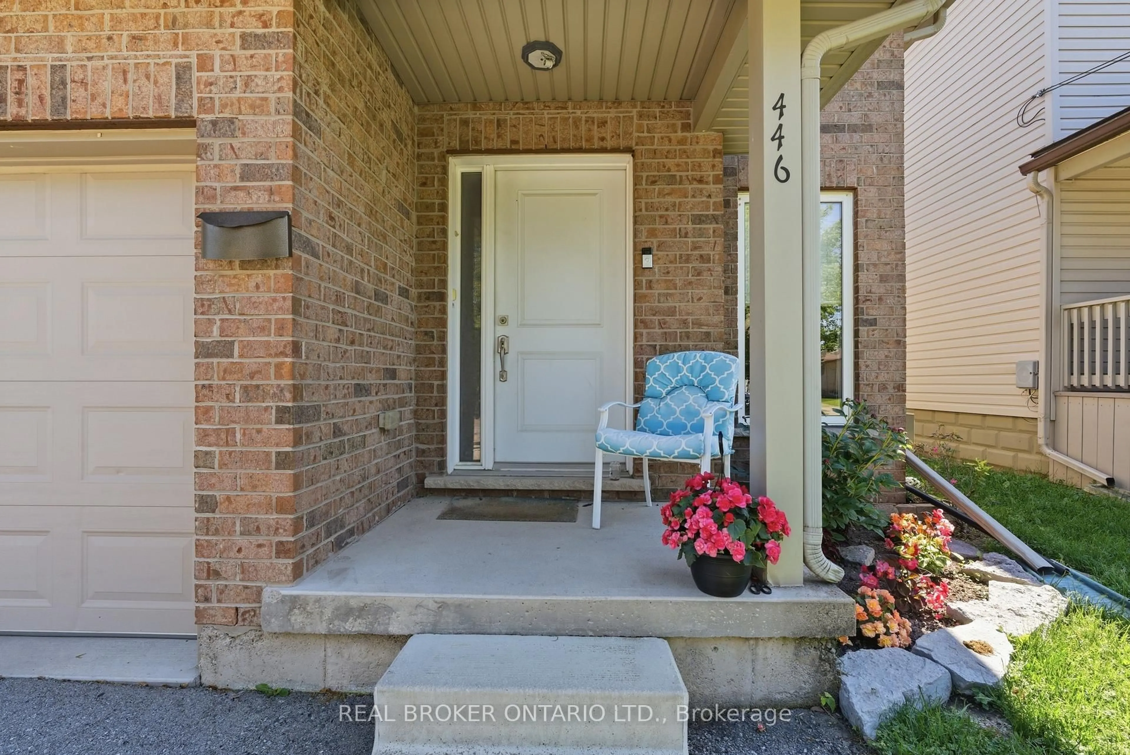 Indoor entryway for 446 Scholfield Ave, Welland Ontario L3B 1N2