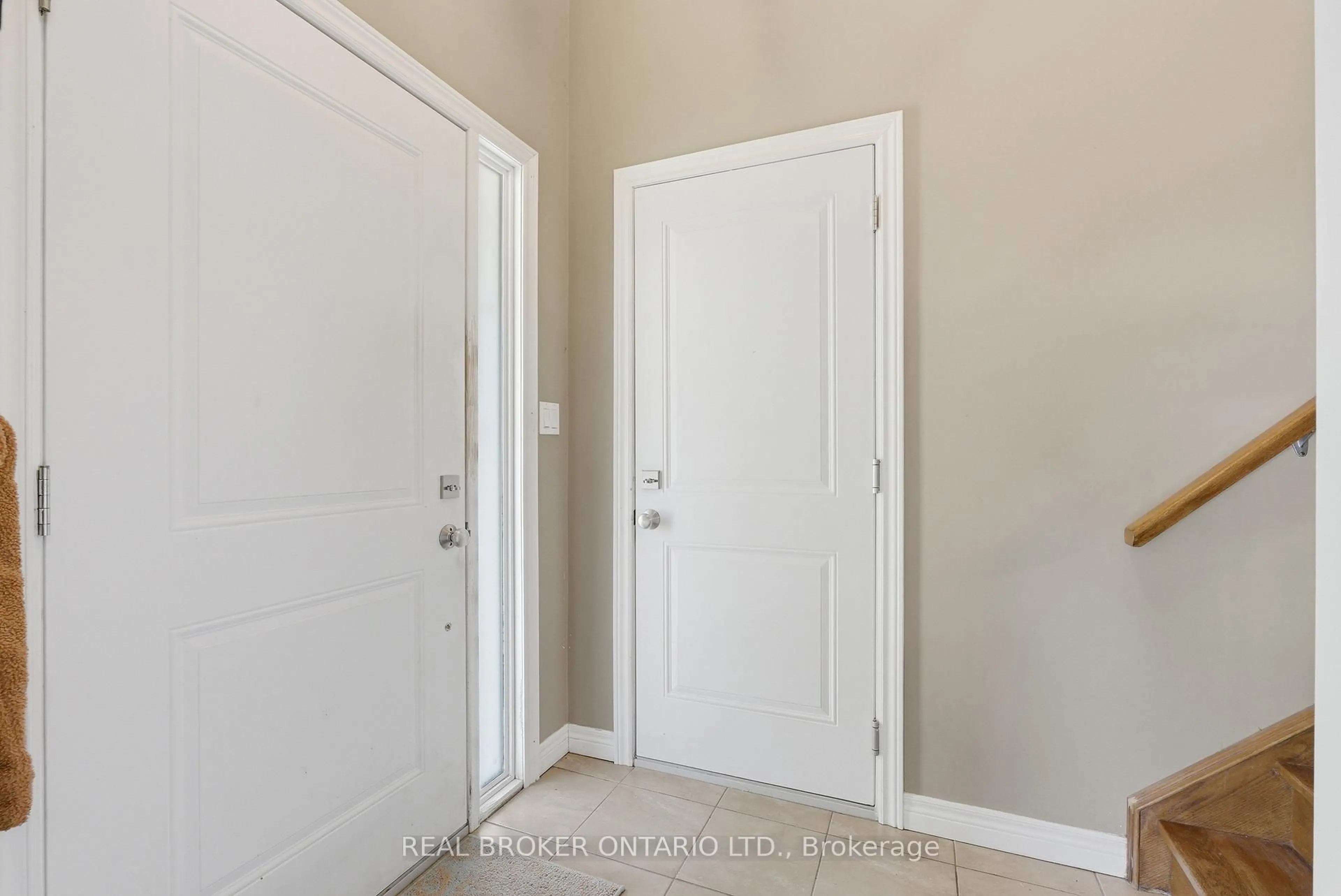 Indoor entryway for 446 Scholfield Ave, Welland Ontario L3B 1N2