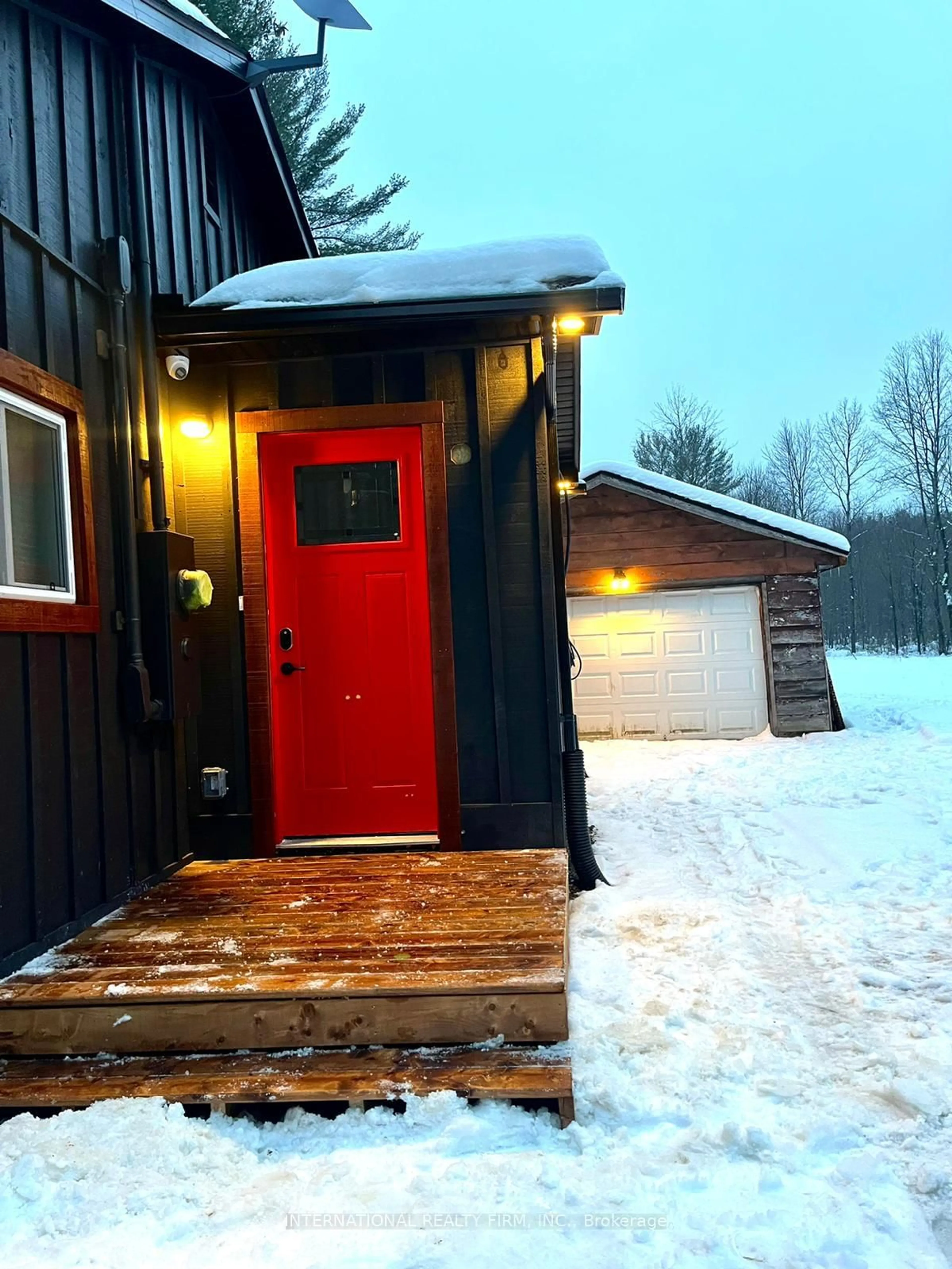 Indoor entryway for 1746 Gravenhurst Pkwy, Gravenhurst Ontario P1P 1R3