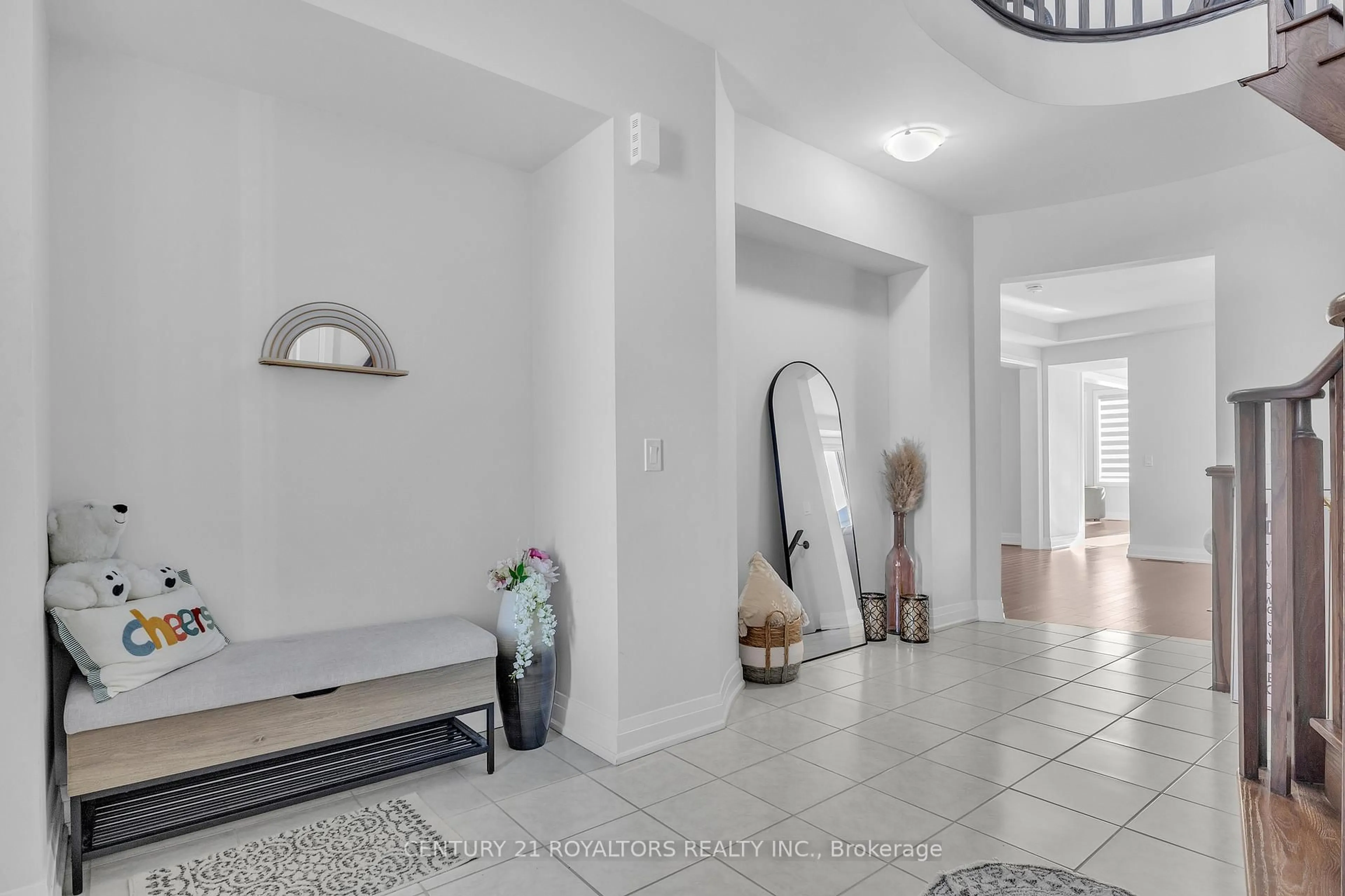 Indoor foyer for 1000 Centennial Crt, Woodstock Ontario N4T 0N8