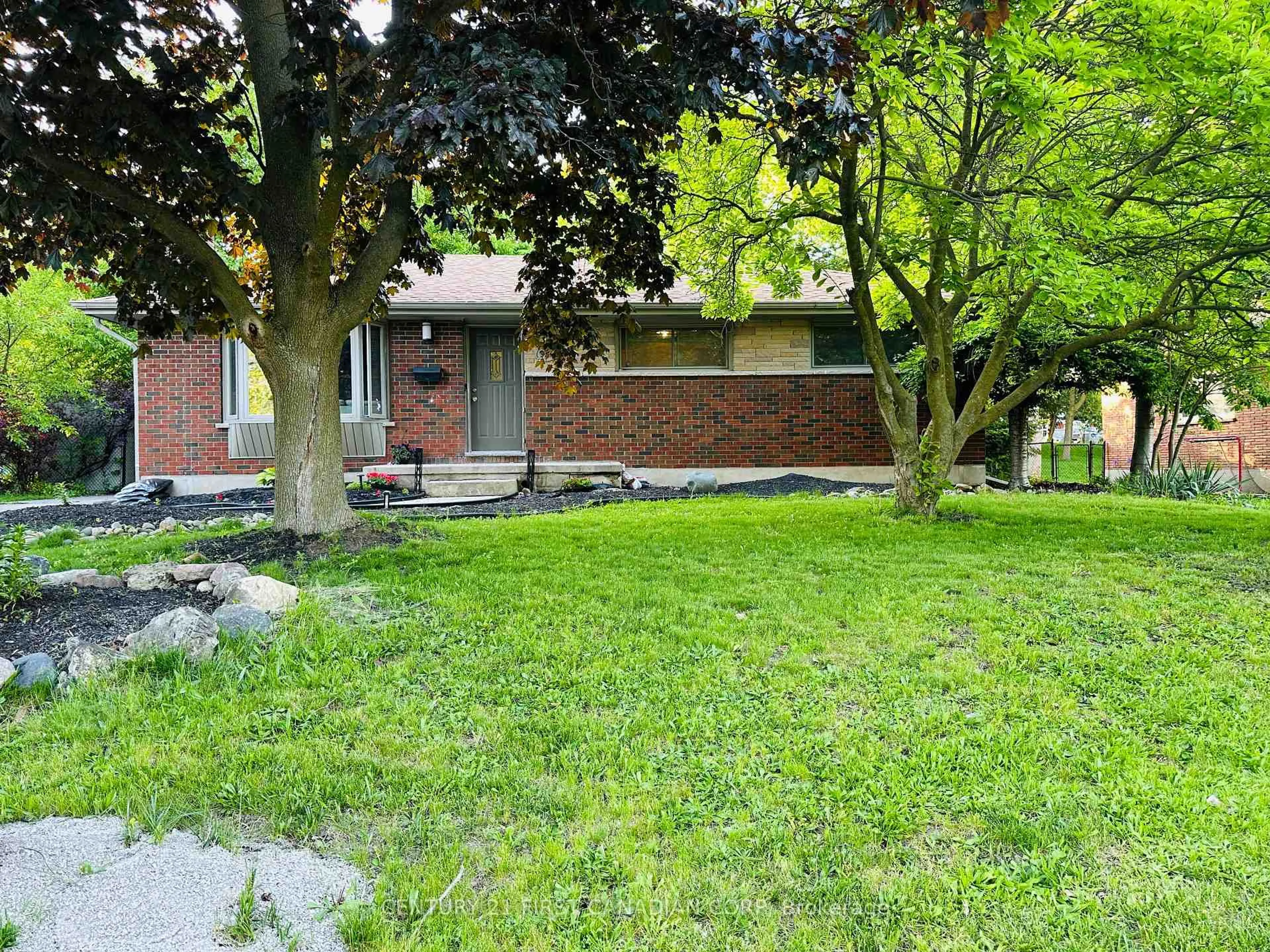 A pic from outside/outdoor area/front of a property/back of a property/a pic from drone, street for 919 Quinton Rd, London North Ontario N6H 3A8