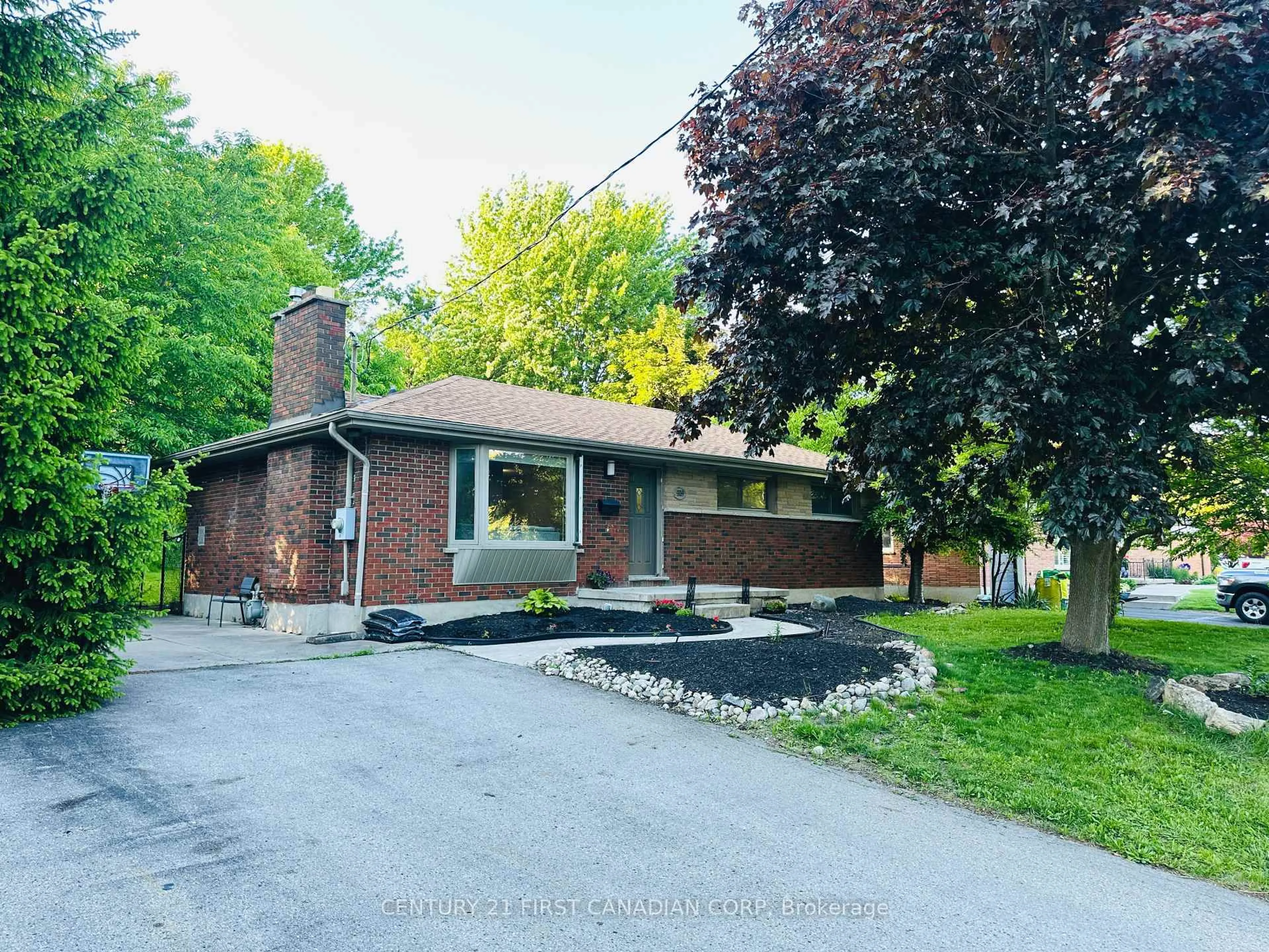 A pic from outside/outdoor area/front of a property/back of a property/a pic from drone, street for 919 Quinton Rd, London North Ontario N6H 3A8