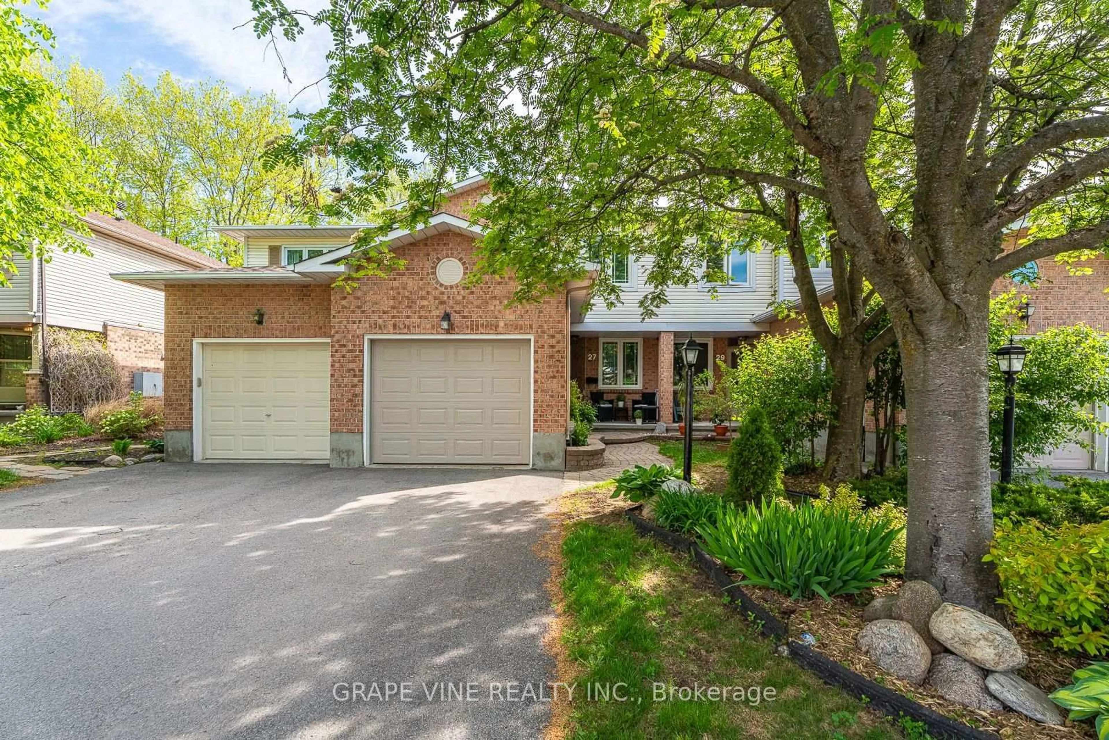 Home with brick exterior material, street for 27 Ravenscroft Crt, Stittsville Ontario K2S 1R3