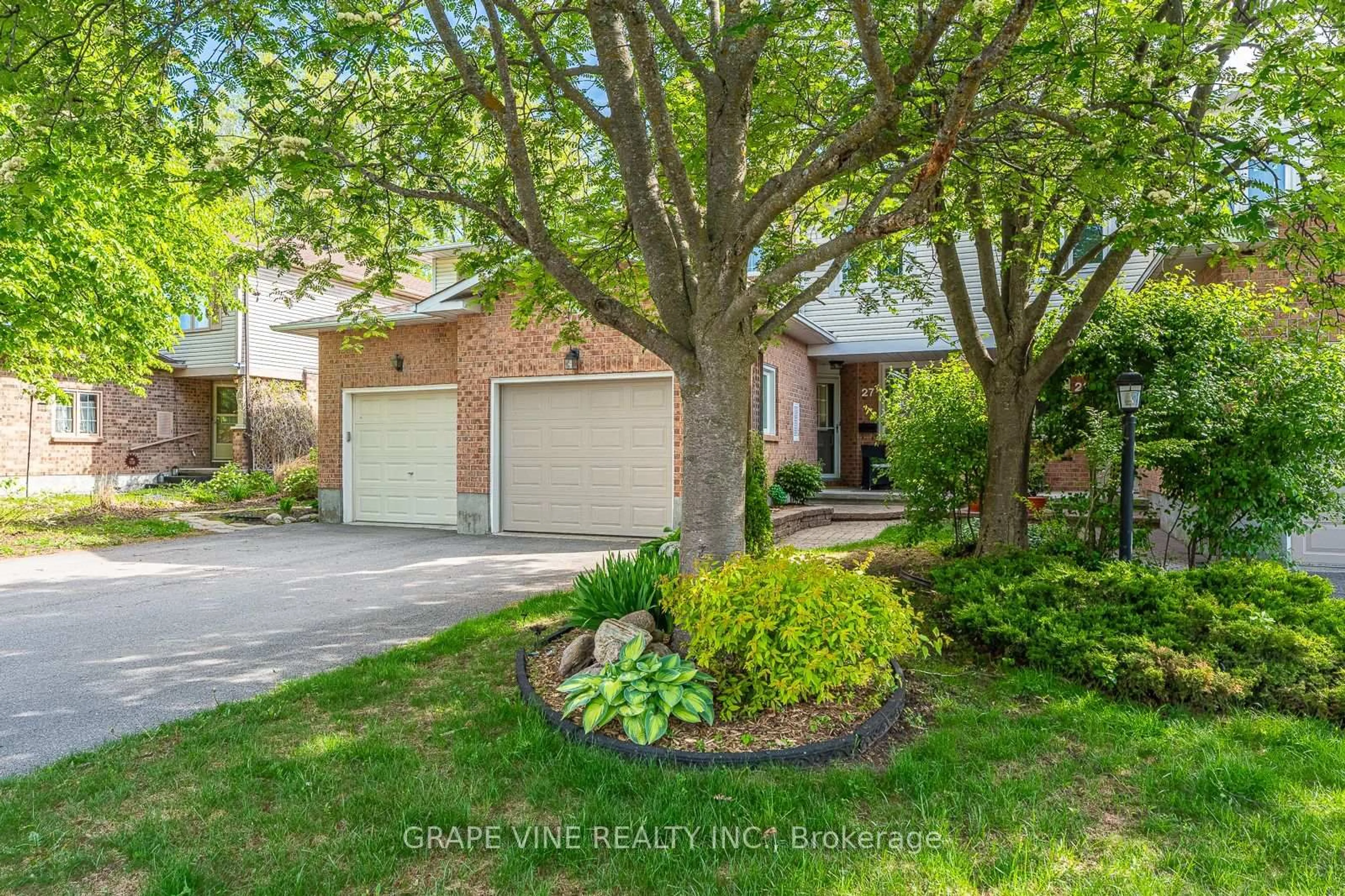 Home with brick exterior material, street for 27 Ravenscroft Crt, Stittsville Ontario K2S 1R3