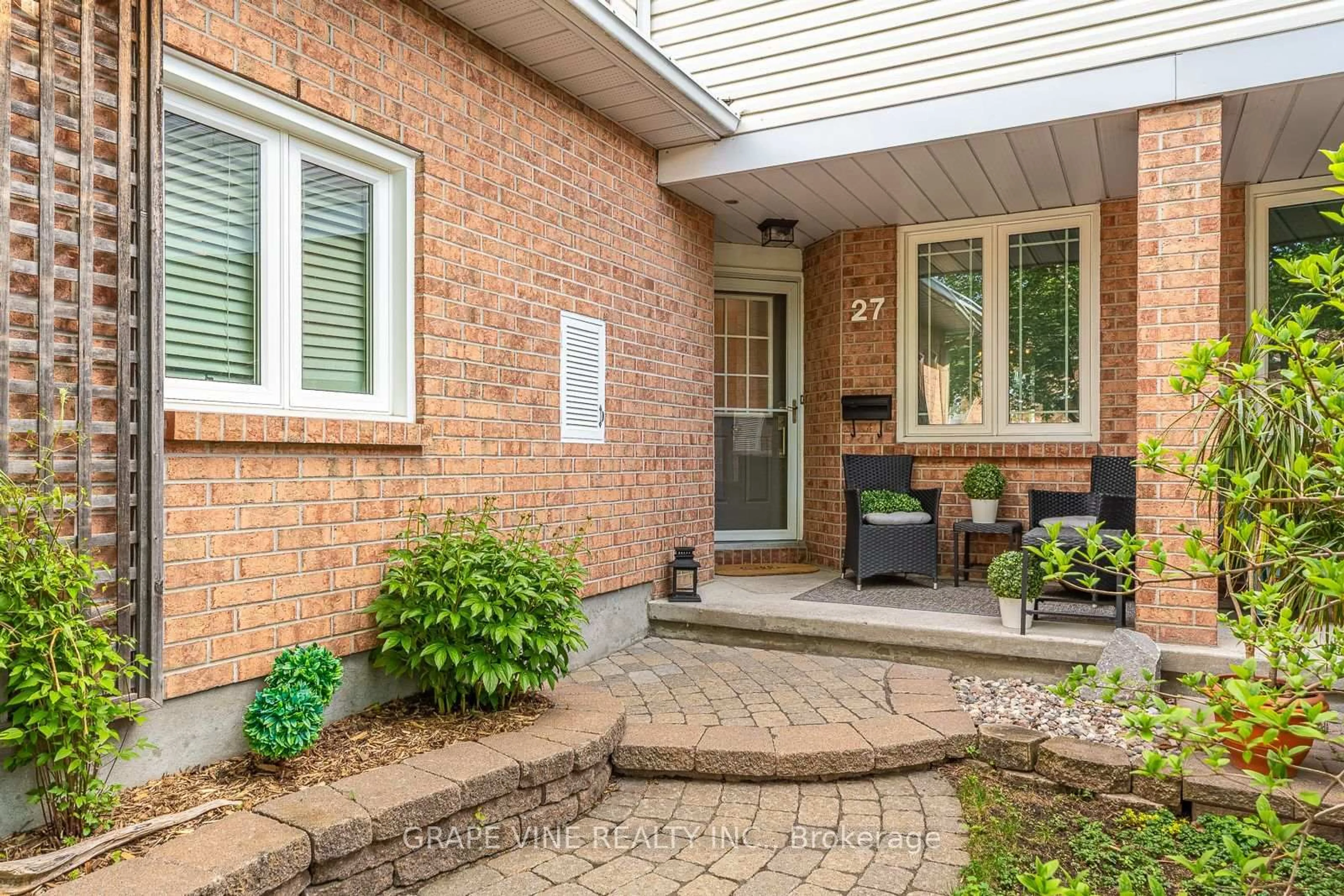 Home with brick exterior material, street for 27 Ravenscroft Crt, Stittsville Ontario K2S 1R3
