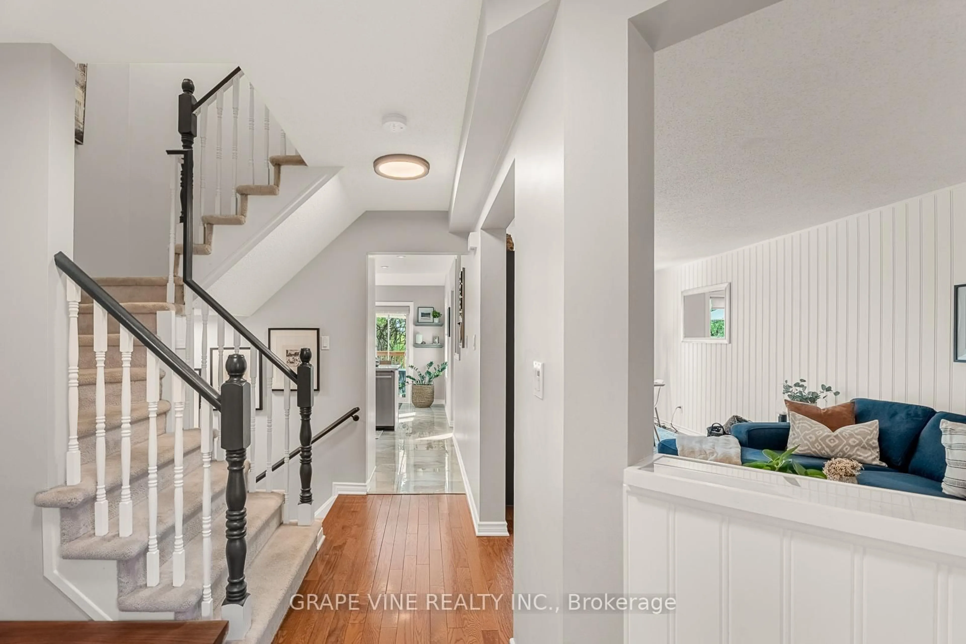 Indoor entryway for 27 Ravenscroft Crt, Stittsville Ontario K2S 1R3