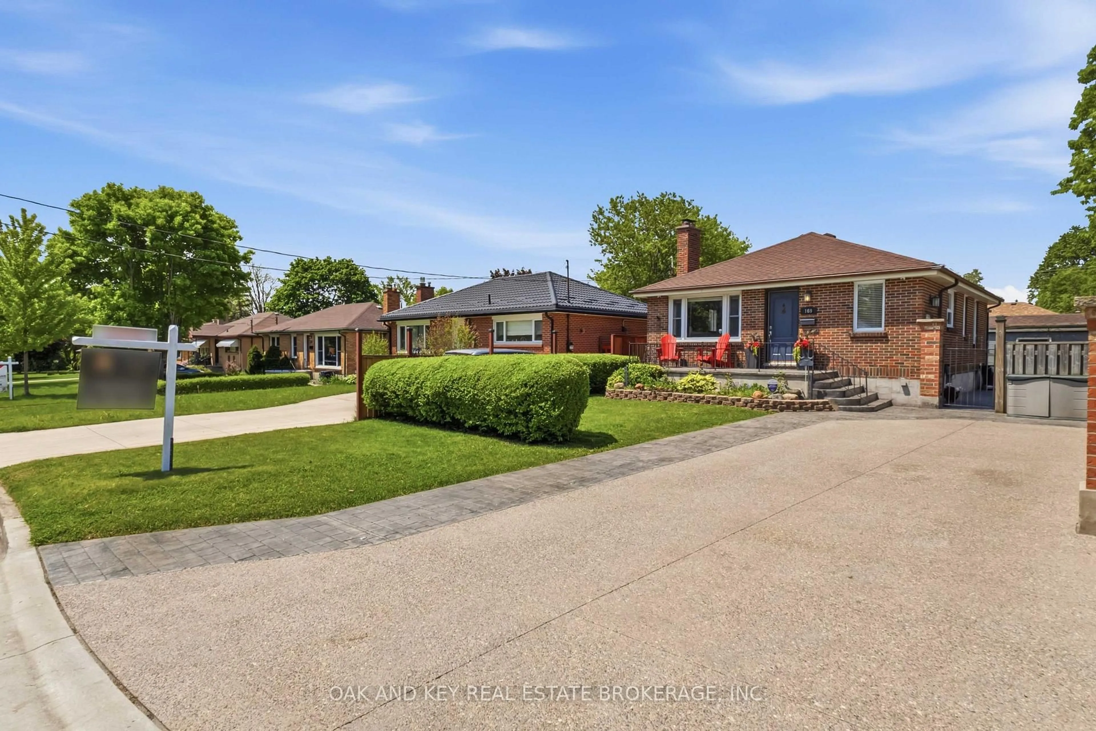 A pic from outside/outdoor area/front of a property/back of a property/a pic from drone, street for 169 Ellsworth Cres, London East Ontario N5W 1J5