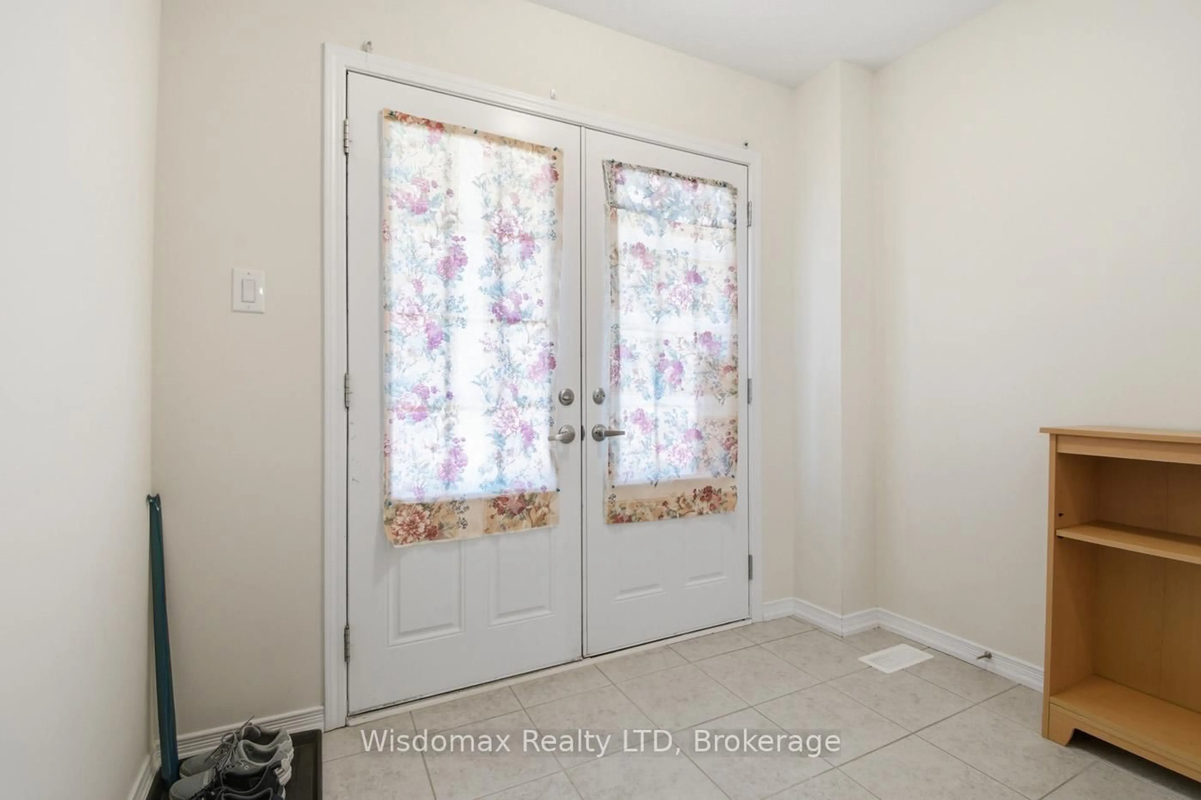 Indoor entryway for 7719 Tupelo Cres, Niagara Falls Ontario L2H 3R8