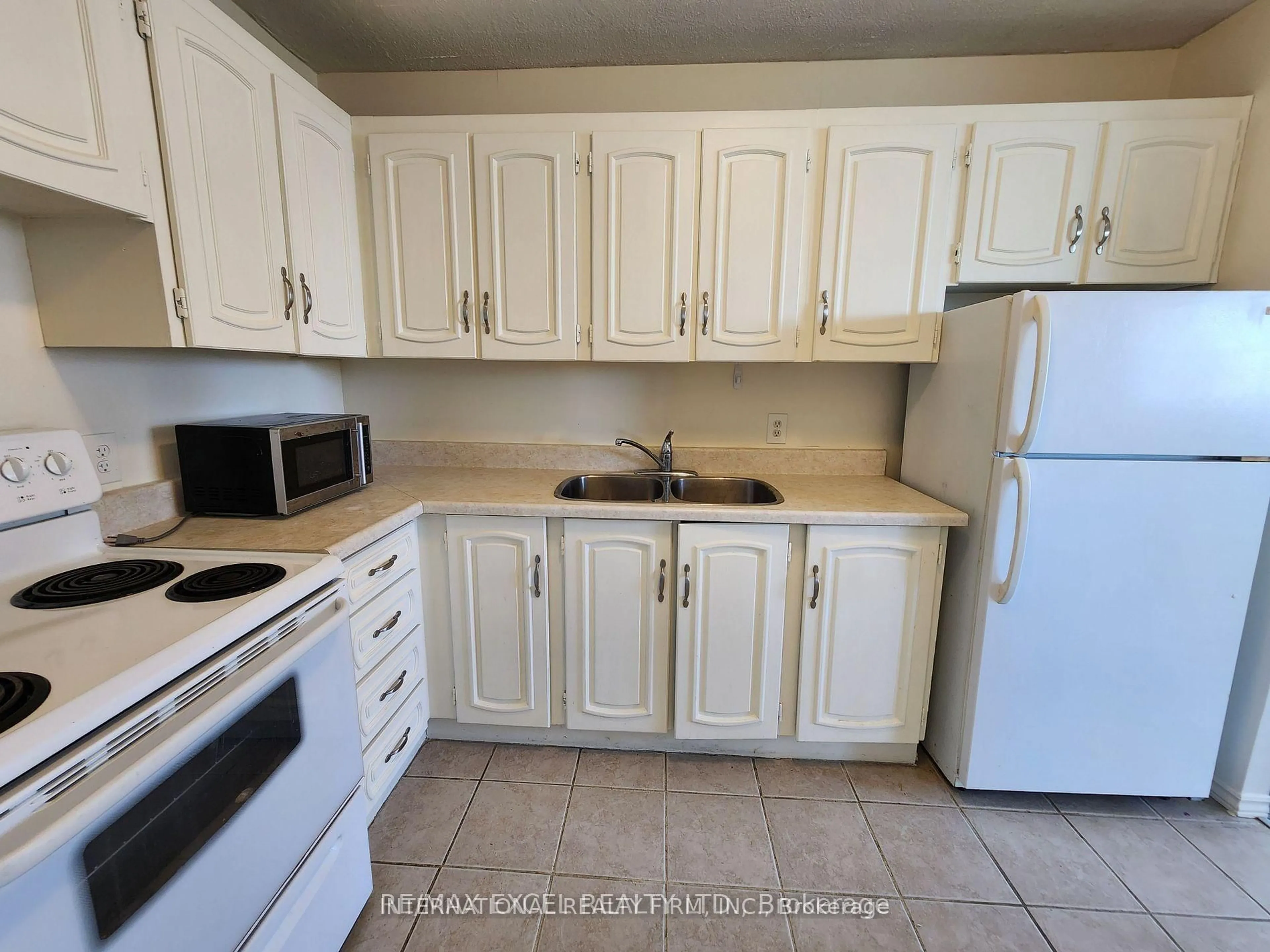 Standard kitchen, ceramic/tile floor for 215 Glenridge Ave #1102, St. Catharines Ontario L2T 3J7