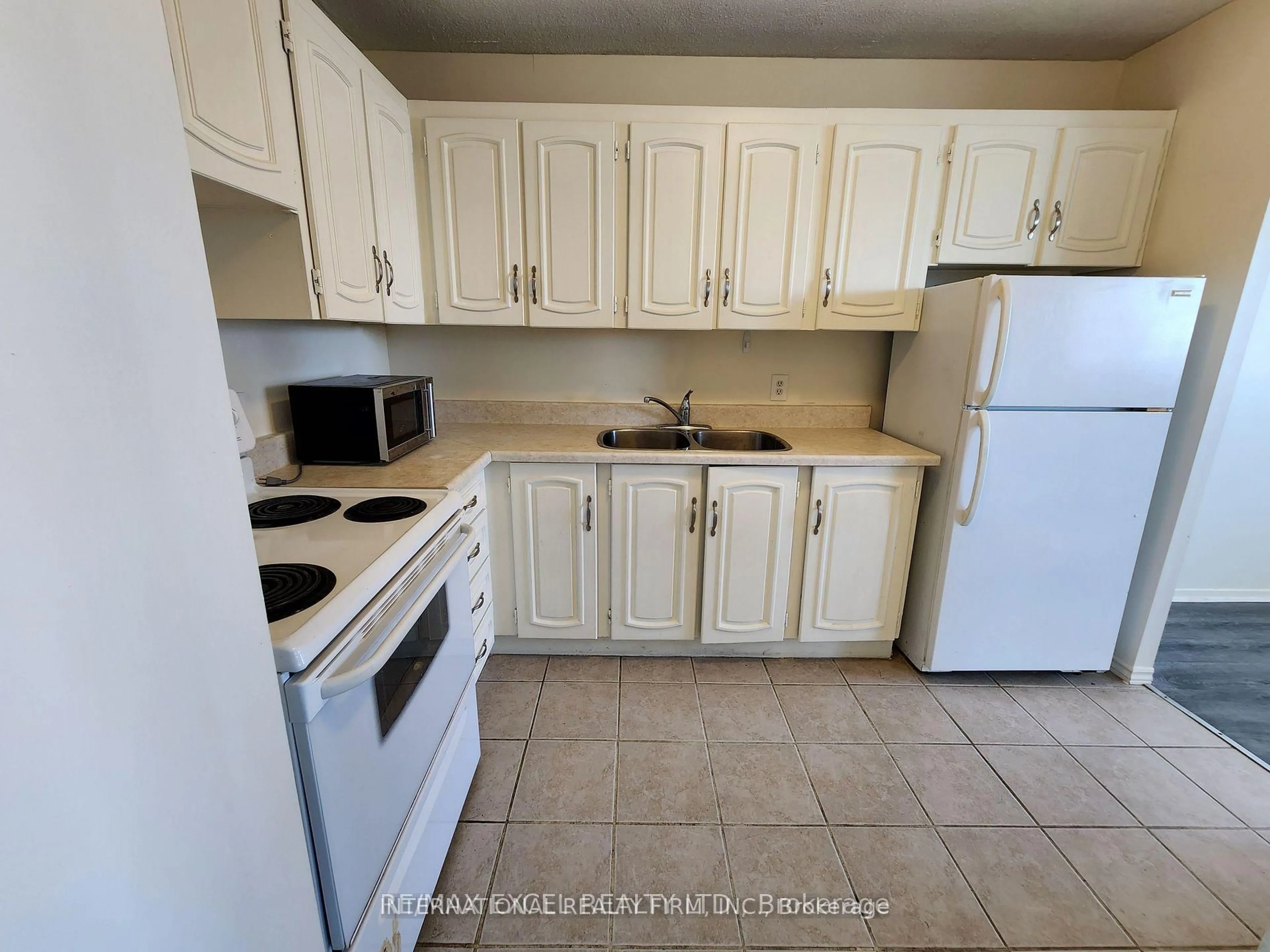 Standard kitchen, ceramic/tile floor for 215 Glenridge Ave #1102, St. Catharines Ontario L2T 3J7