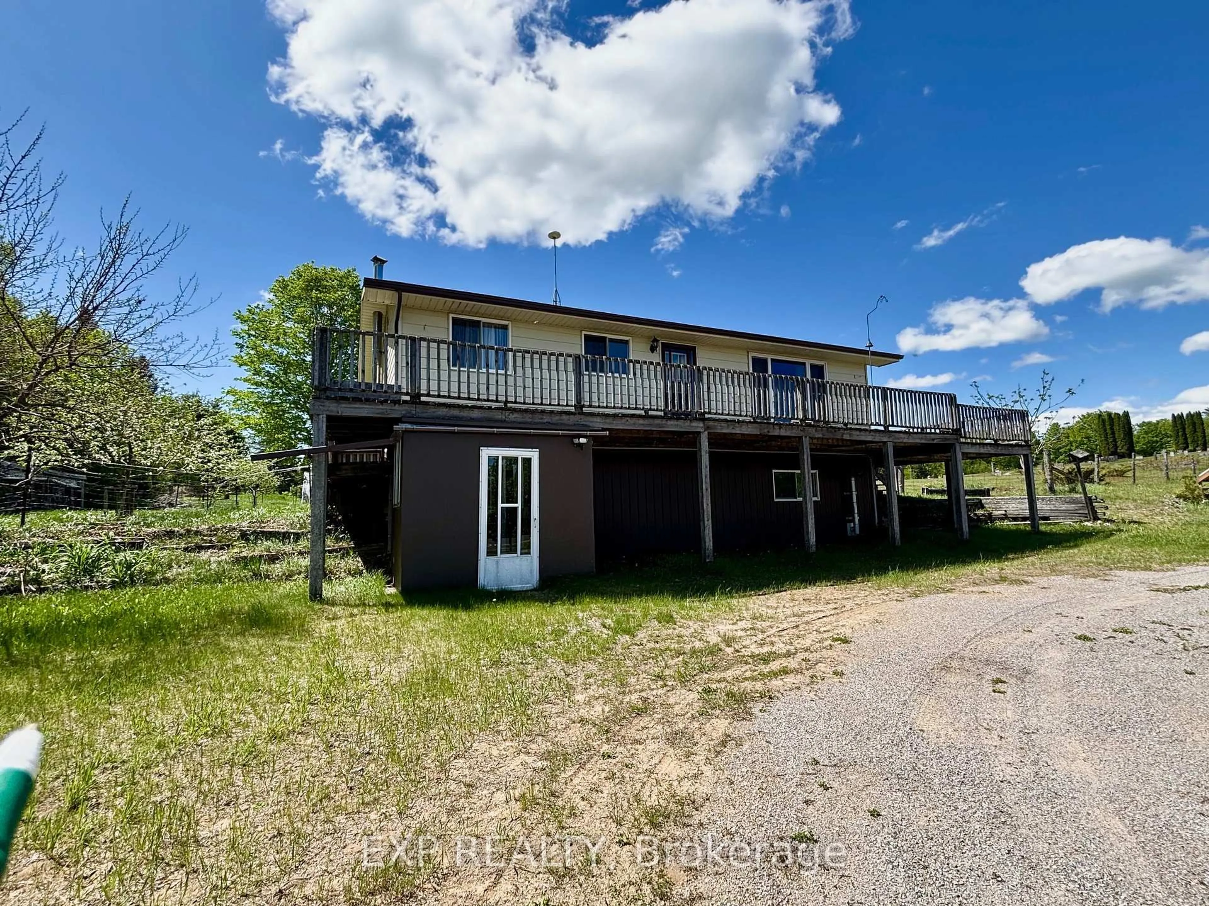 A pic from outside/outdoor area/front of a property/back of a property/a pic from drone, building for 2527 Matawatchan Rd, Griffith Ontario K0J 2R0