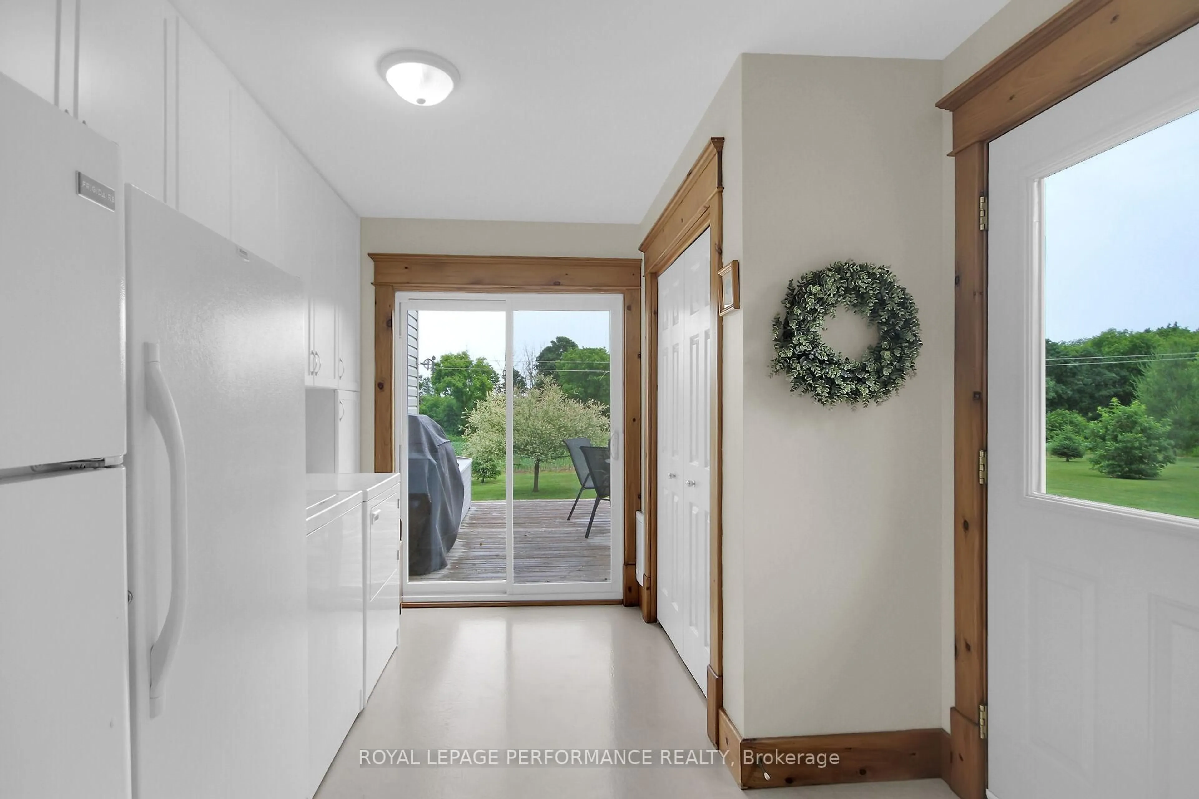 Indoor entryway for 9374 Marvelville Rd, Metcalfe Ontario K0A 2P0