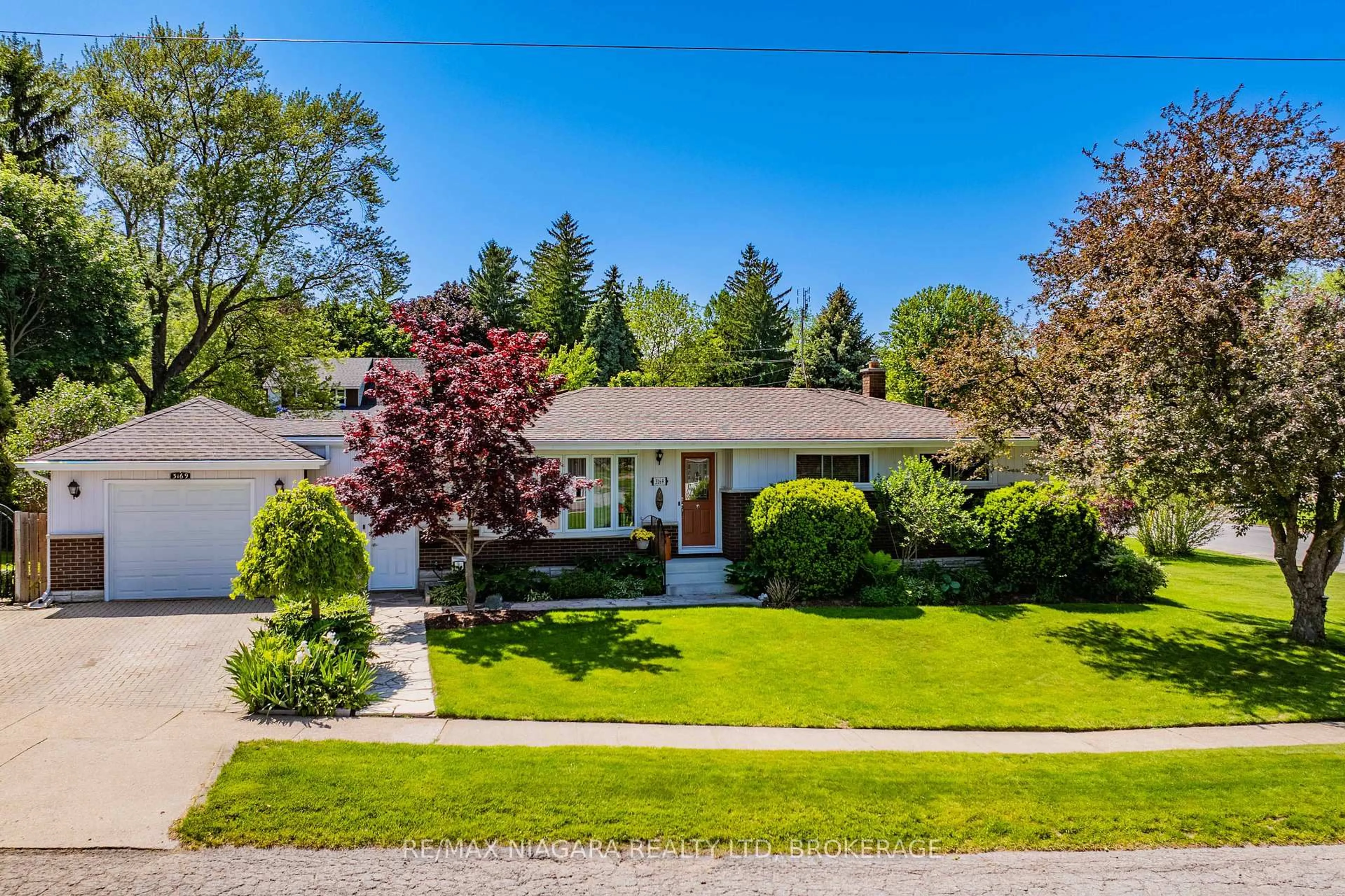 A pic from outside/outdoor area/front of a property/back of a property/a pic from drone, street for 3169 Frances Ave, Niagara Falls Ontario L2J 2H6