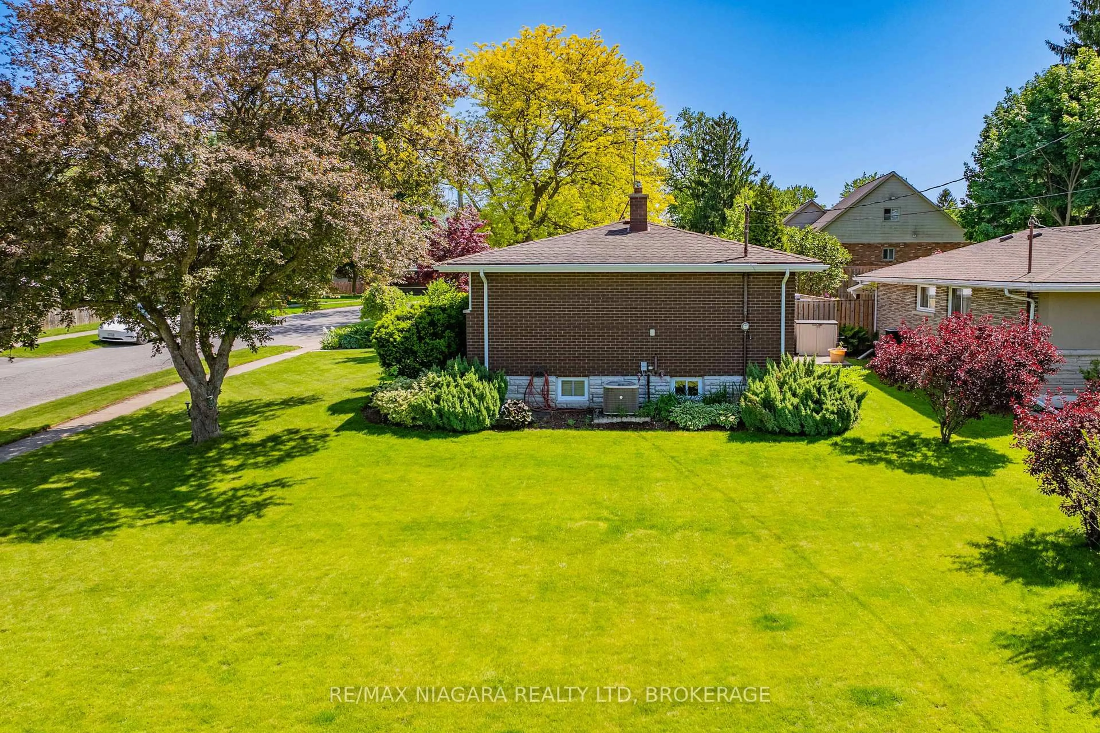 A pic from outside/outdoor area/front of a property/back of a property/a pic from drone, water/lake/river/ocean view for 3169 Frances Ave, Niagara Falls Ontario L2J 2H6