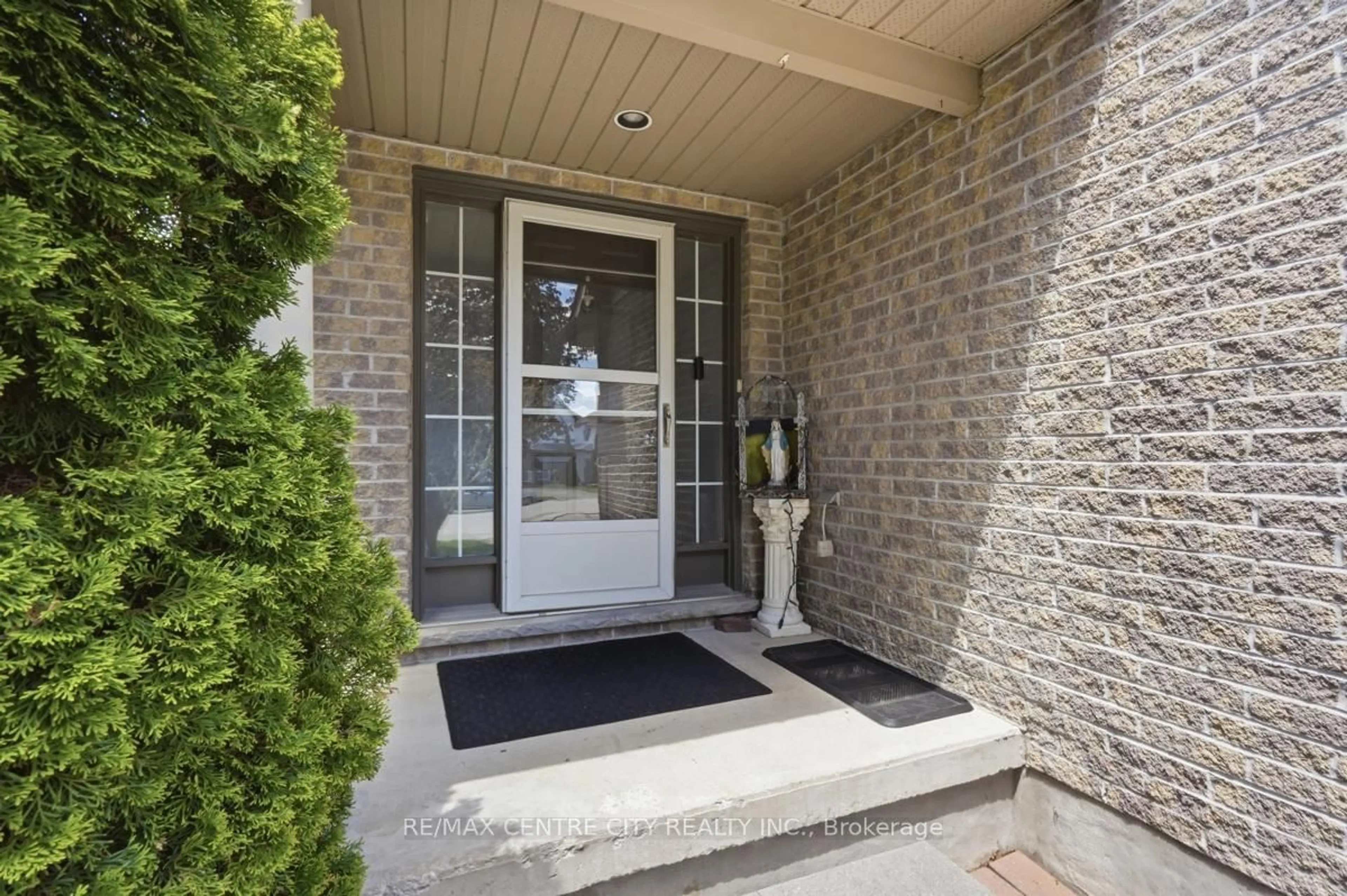 Indoor entryway for 1141 Crosscreek Cres, London East Ontario N5Y 6H6