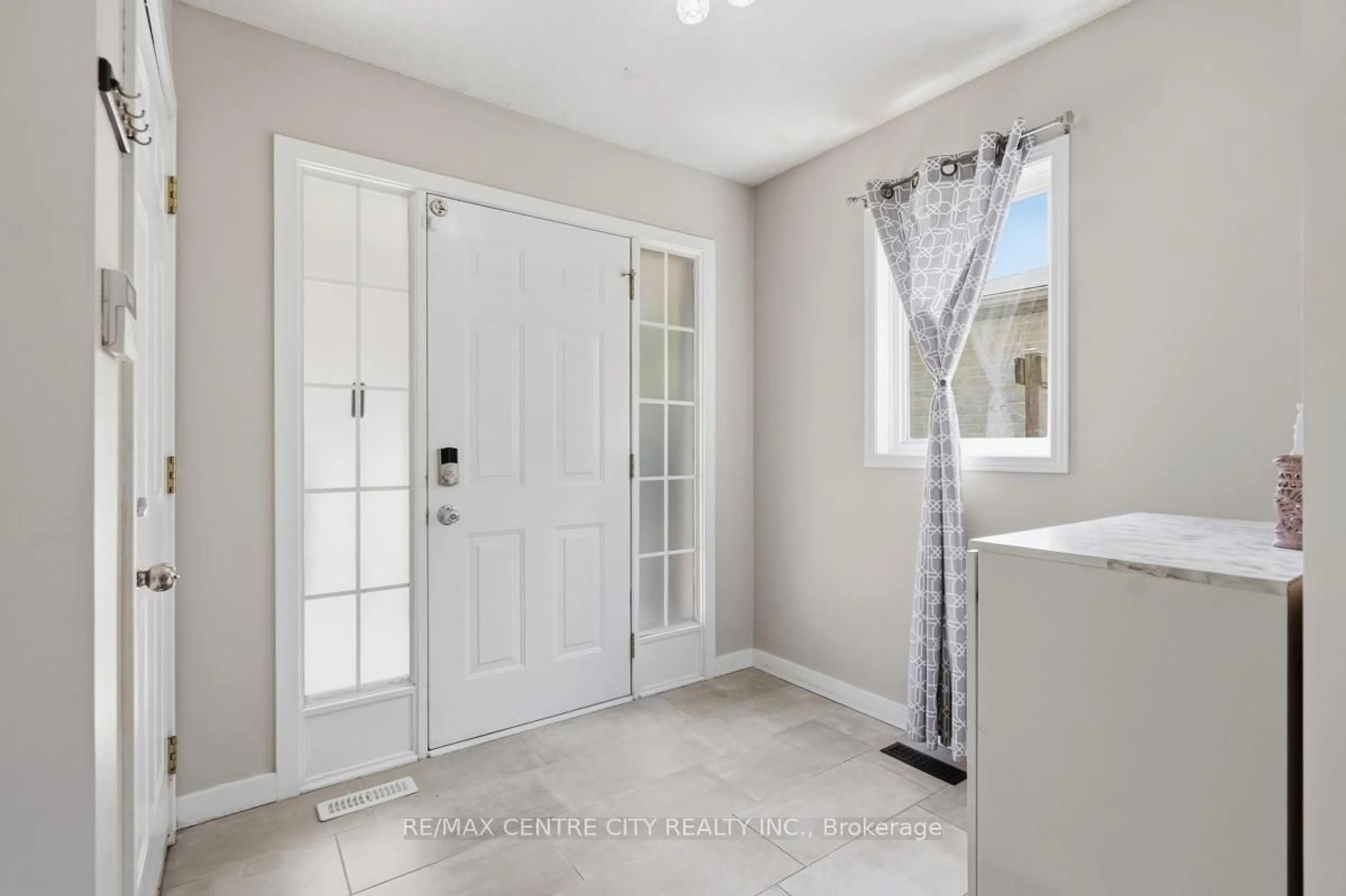 Indoor entryway for 1141 Crosscreek Cres, London East Ontario N5Y 6H6