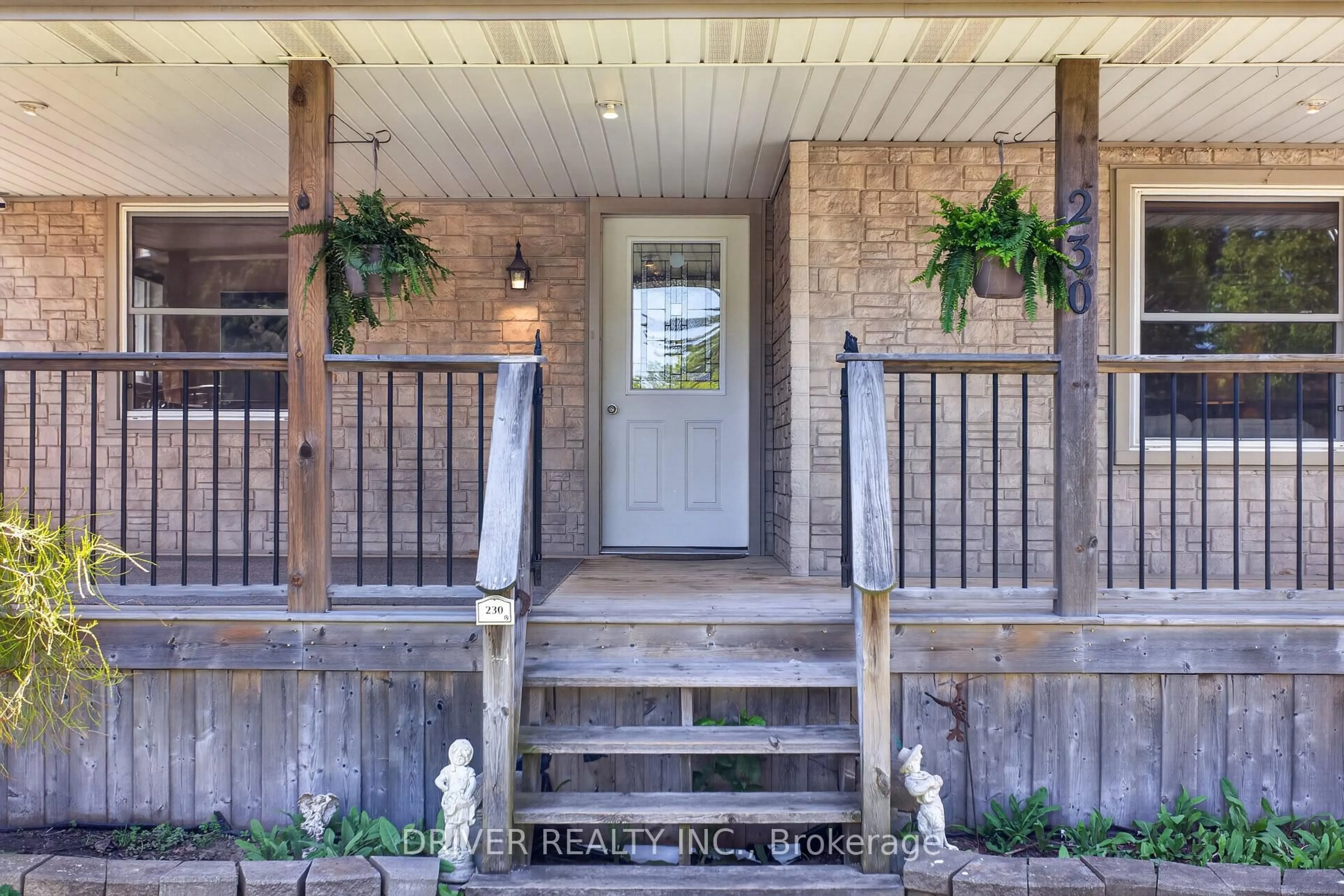Indoor entryway for 230 Alma St, St. Thomas Ontario N5P 3B8