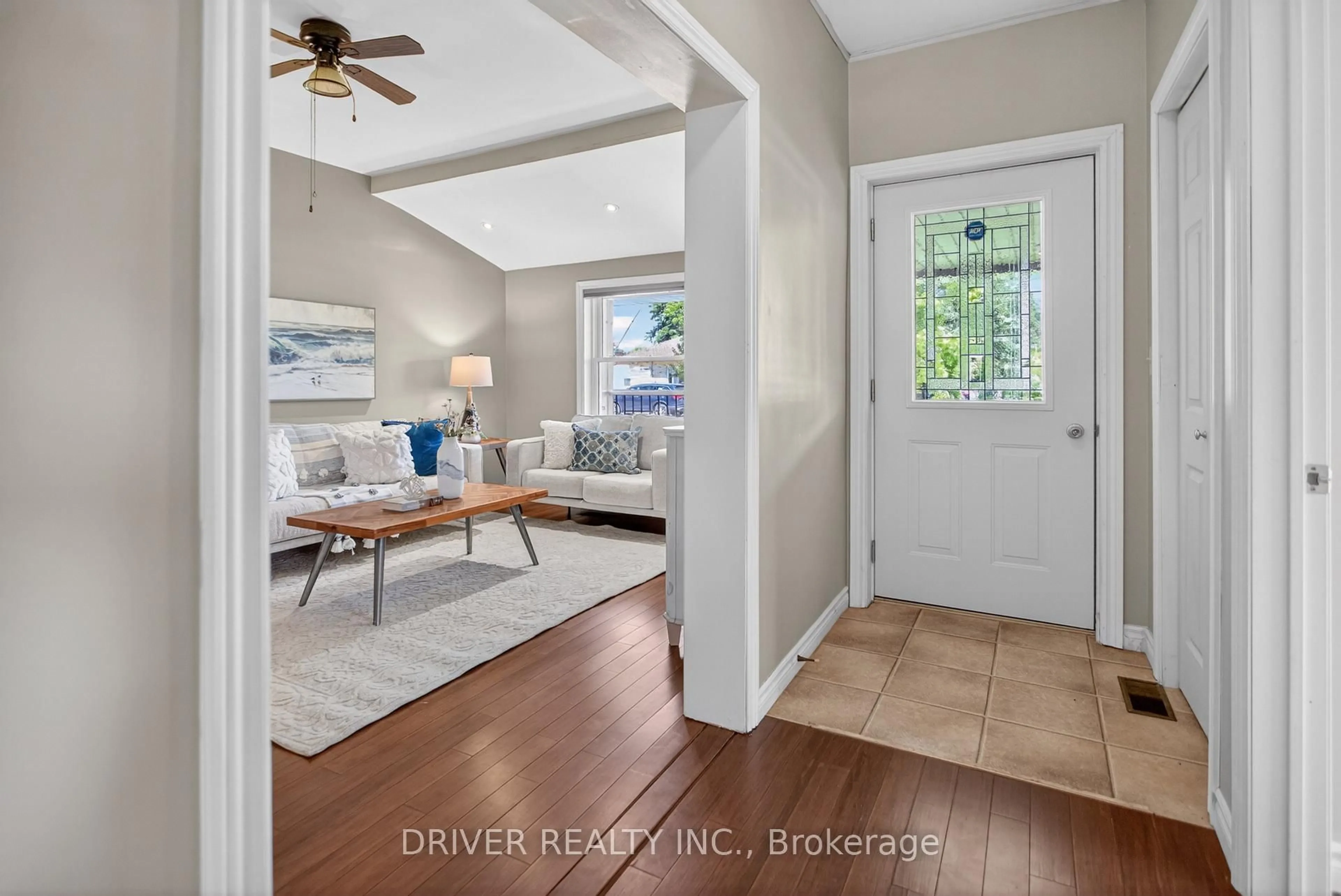 Indoor entryway for 230 Alma St, St. Thomas Ontario N5P 3B8
