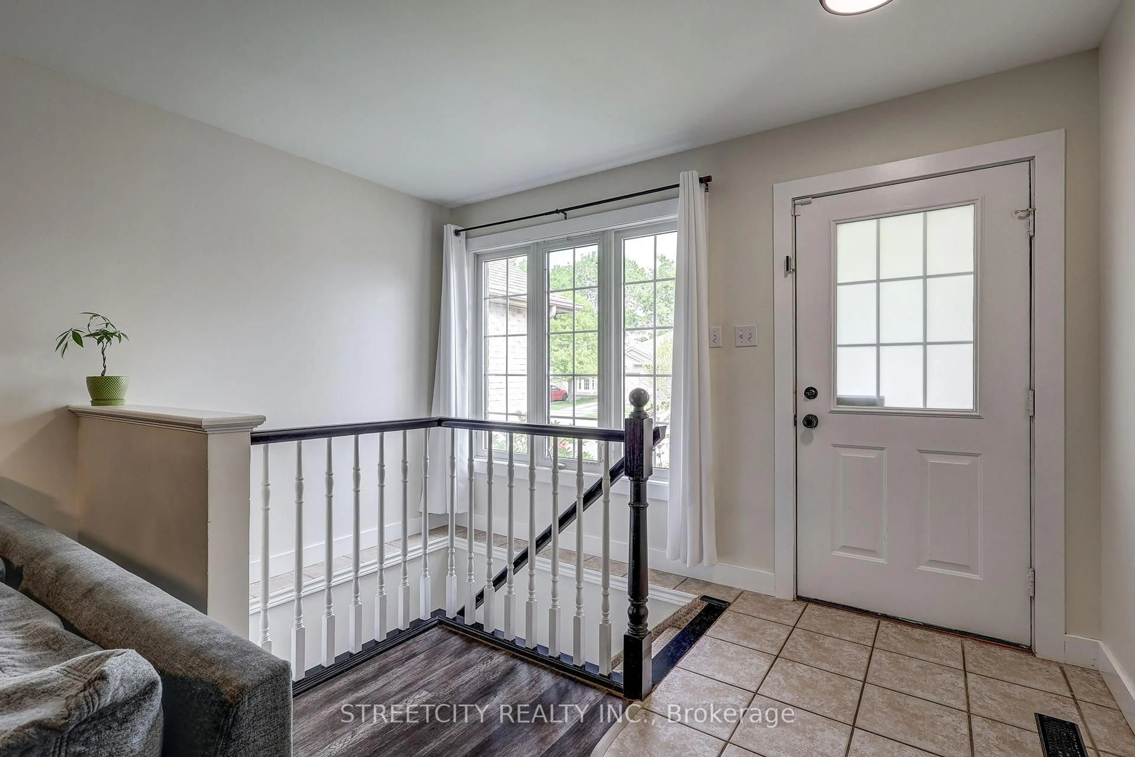 Indoor entryway for 247 Exmouth Circ, London East Ontario N5V 5G5