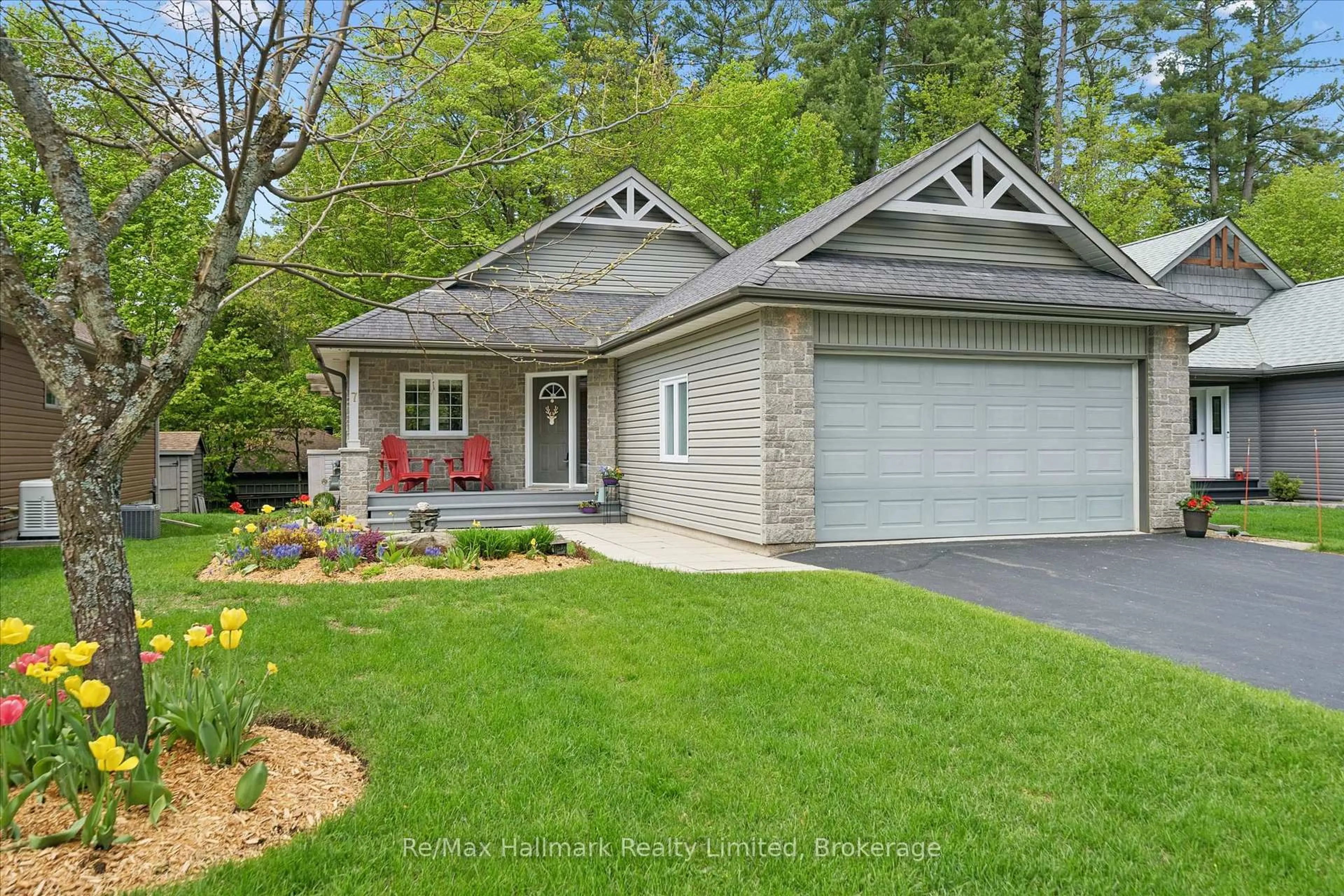 Home with brick exterior material, street for 7 Stonehenge Crt, Bracebridge Ontario P1L 1N2