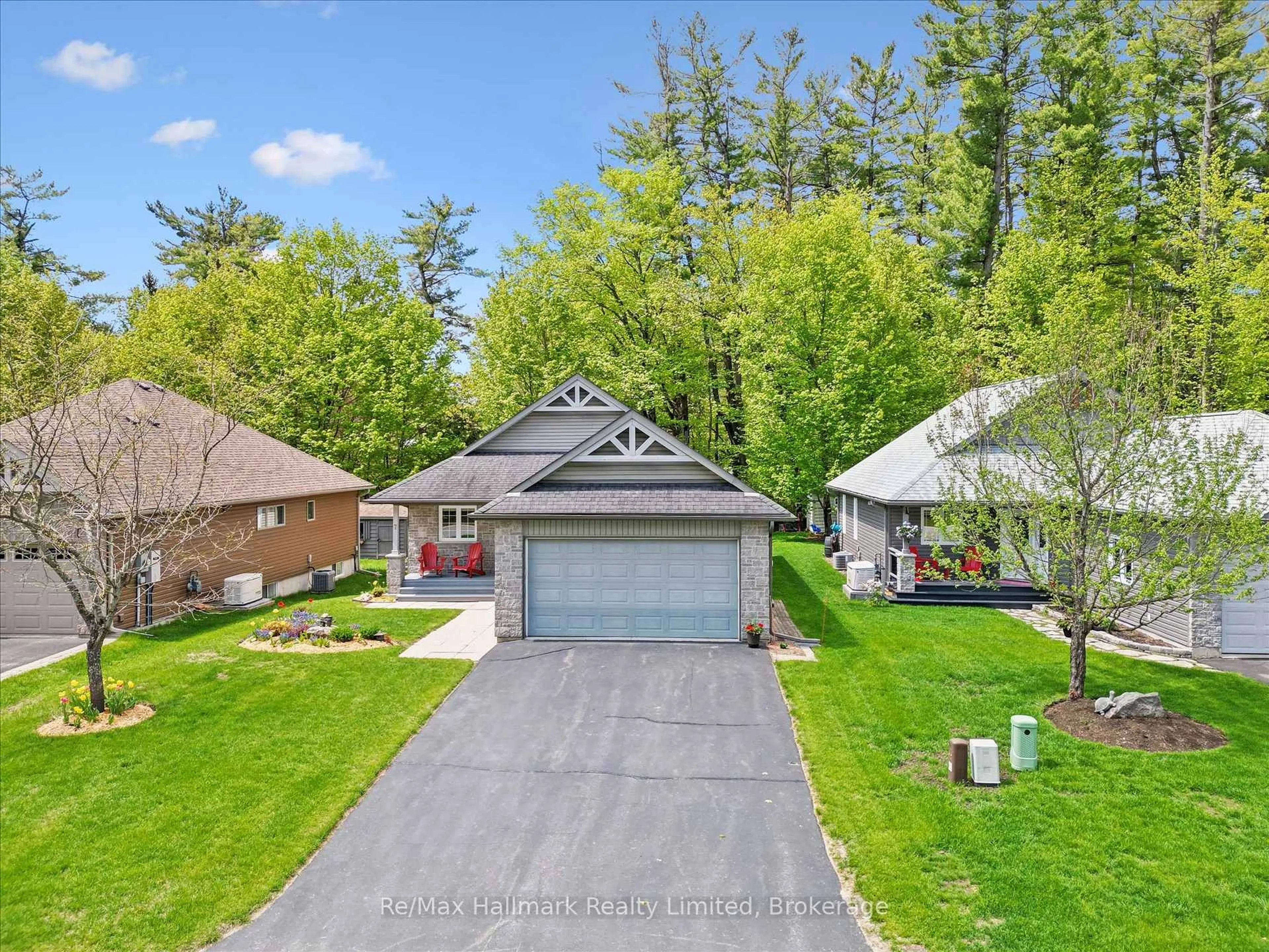 A pic from outside/outdoor area/front of a property/back of a property/a pic from drone, street for 7 Stonehenge Crt, Bracebridge Ontario P1L 1N2
