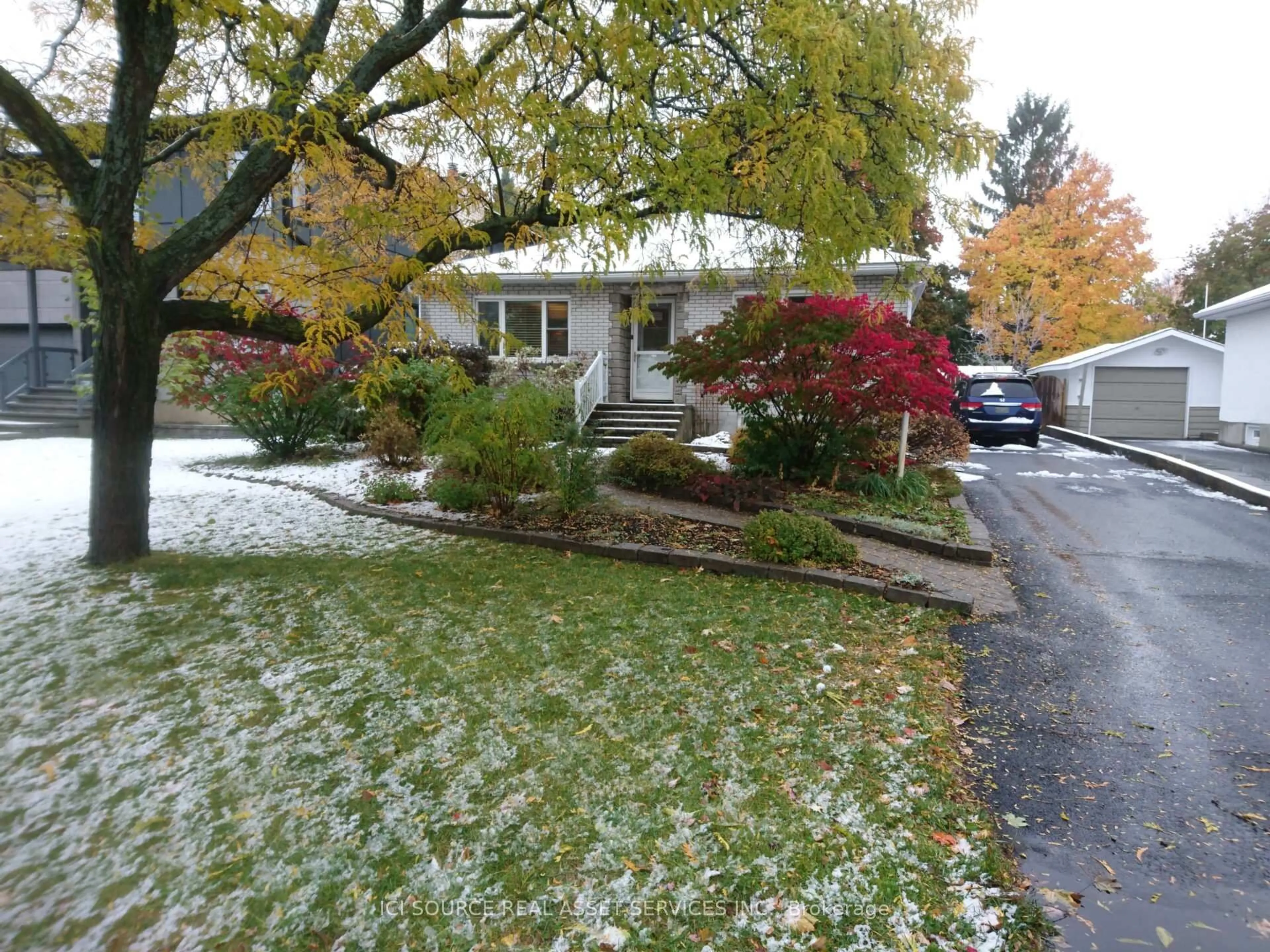A pic from outside/outdoor area/front of a property/back of a property/a pic from drone, street for 312 Mountbatten Ave, Ottawa Ontario K1H 5W3