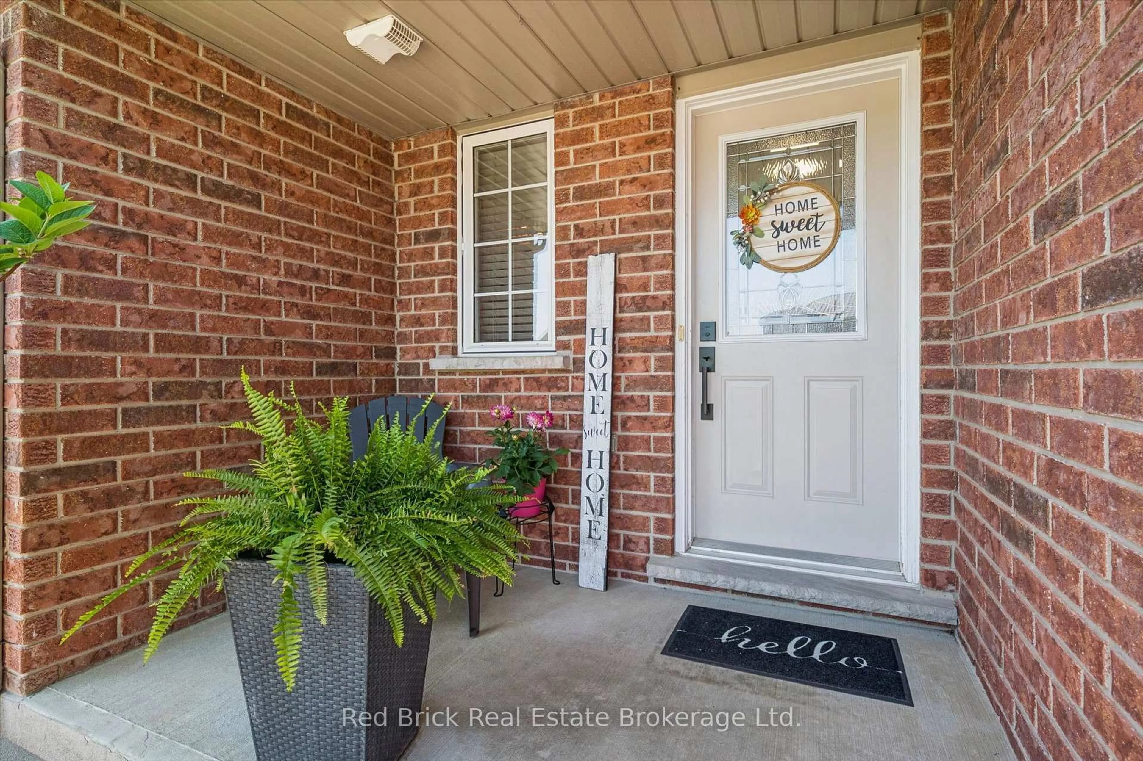 Indoor entryway for 28 DAVISON Dr, Guelph Ontario N1E 0C1