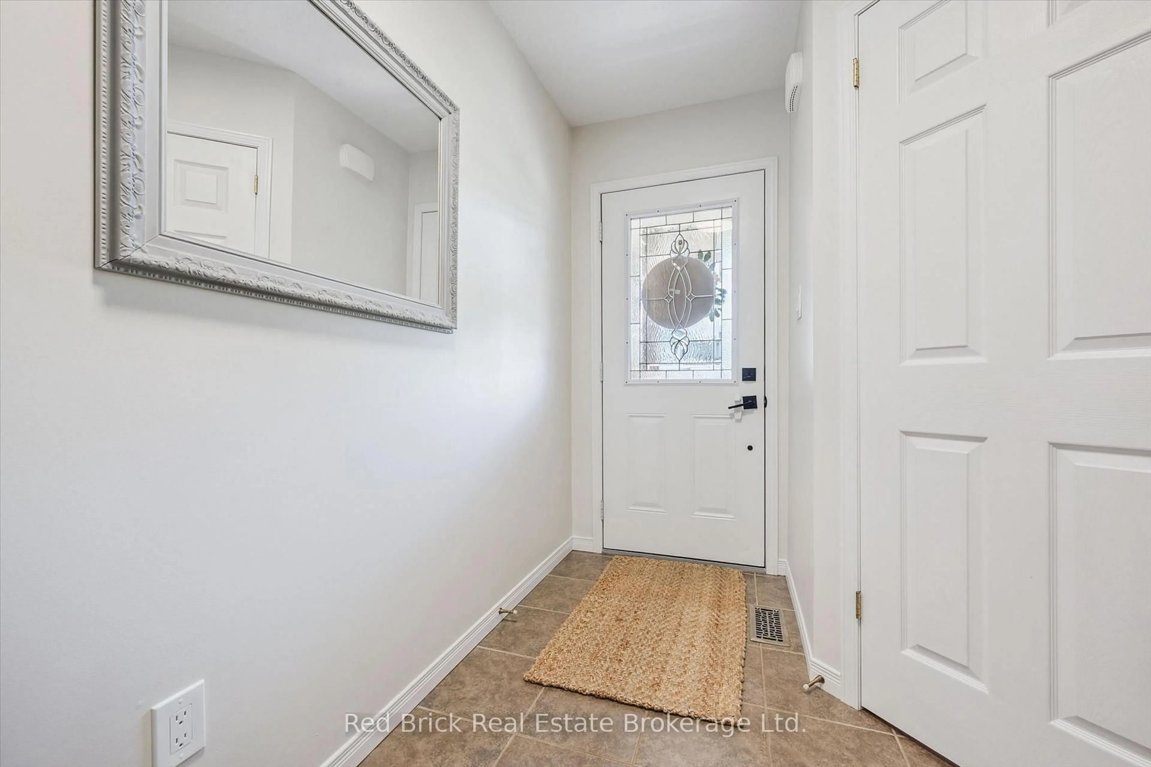 Indoor entryway for 28 DAVISON Dr, Guelph Ontario N1E 0C1